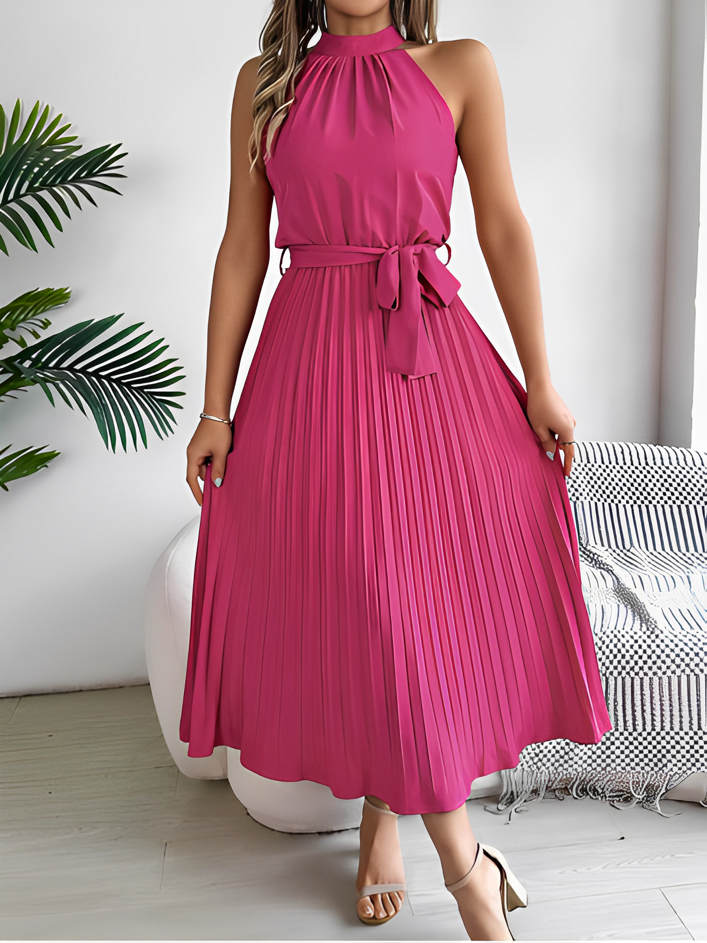 Vestido Feminino Midi Plissado com Decote Halter e Faixa na Cintura - Dora