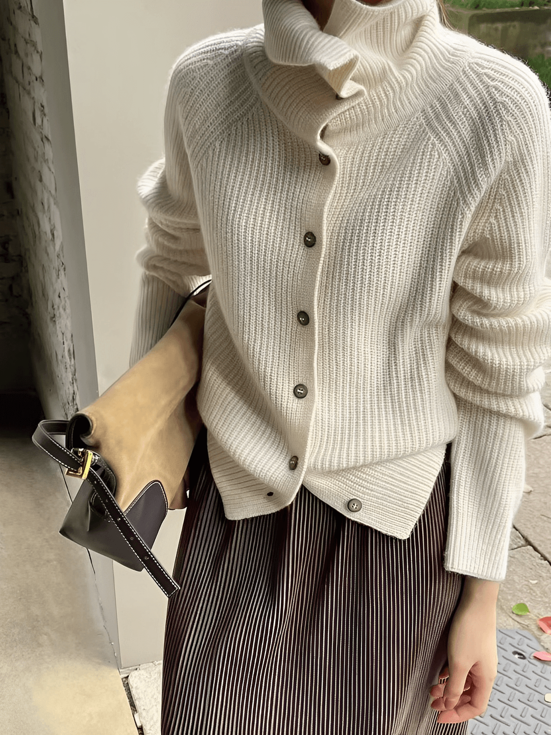 Cardigan Feminino em Lã com Gola Alta Ampla Estruturada e Fechamento em Botões – Romana