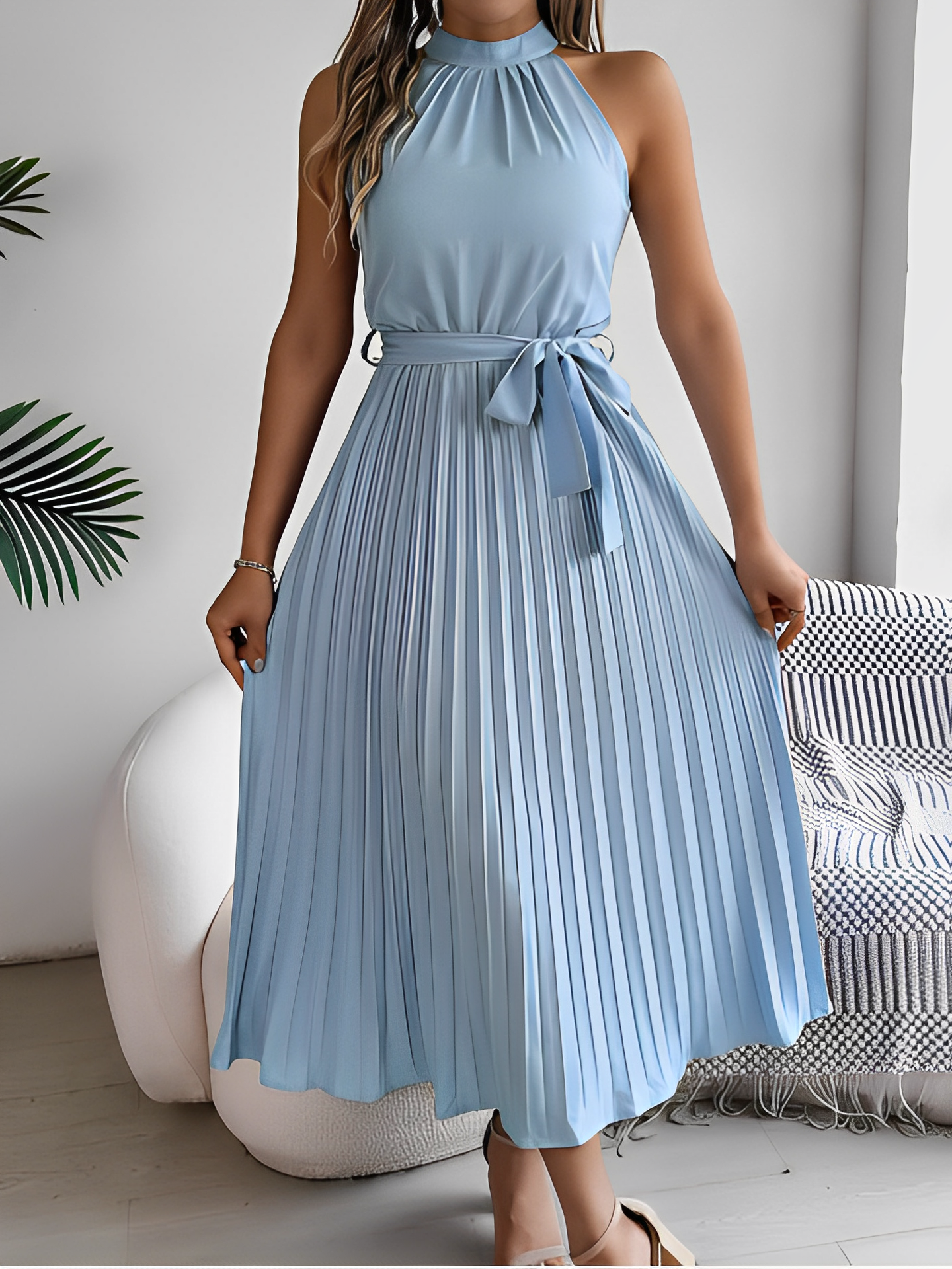 Vestido Feminino Midi Plissado com Decote Halter e Faixa na Cintura - Dora