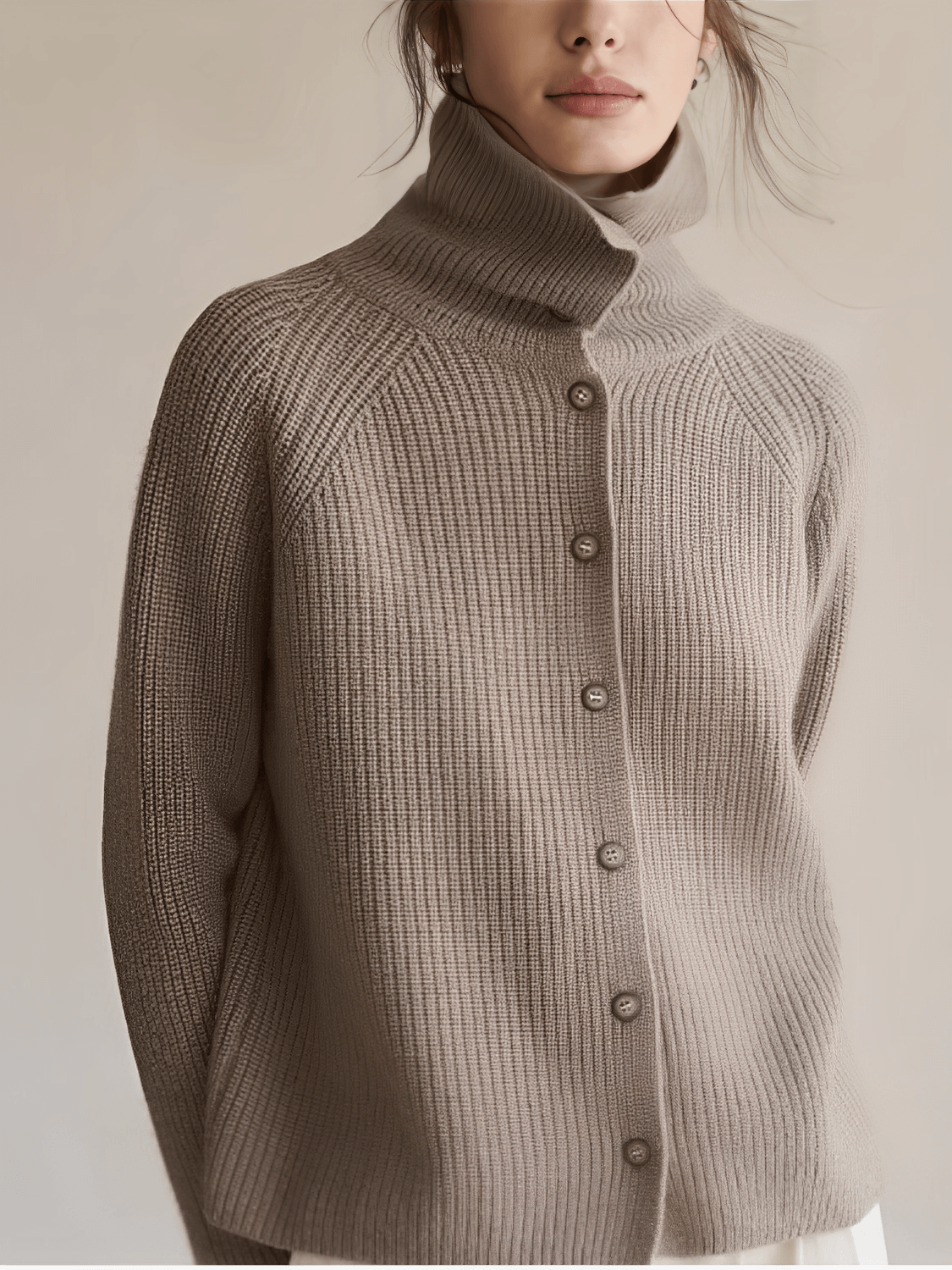 Cardigan Feminino em Lã com Gola Alta Ampla Estruturada e Fechamento em Botões – Romana