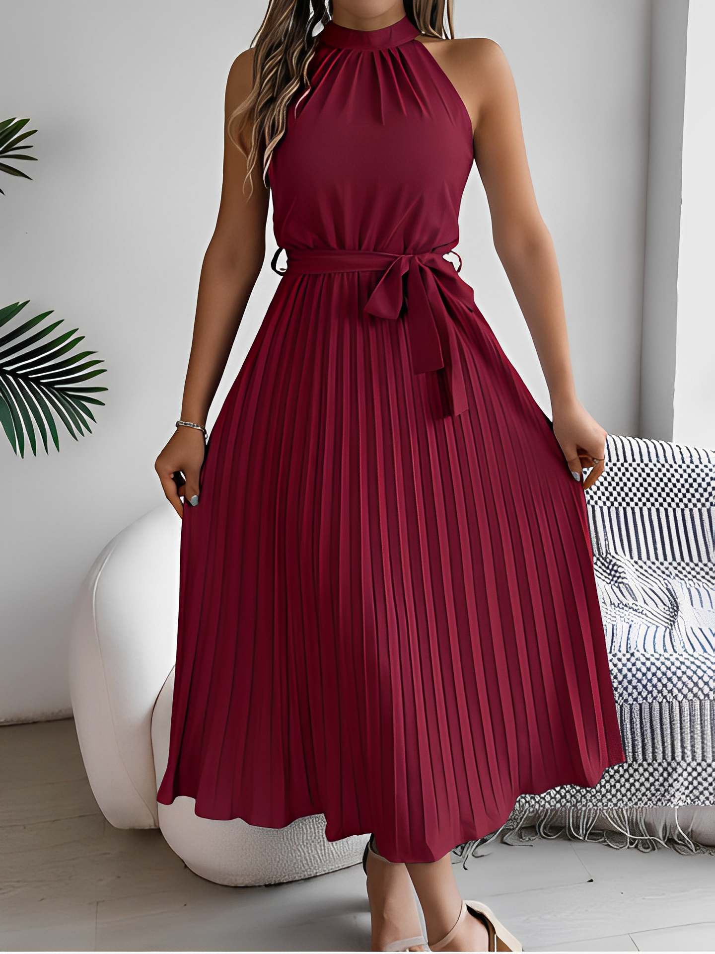Vestido Feminino Midi Plissado com Decote Halter e Faixa na Cintura - Dora