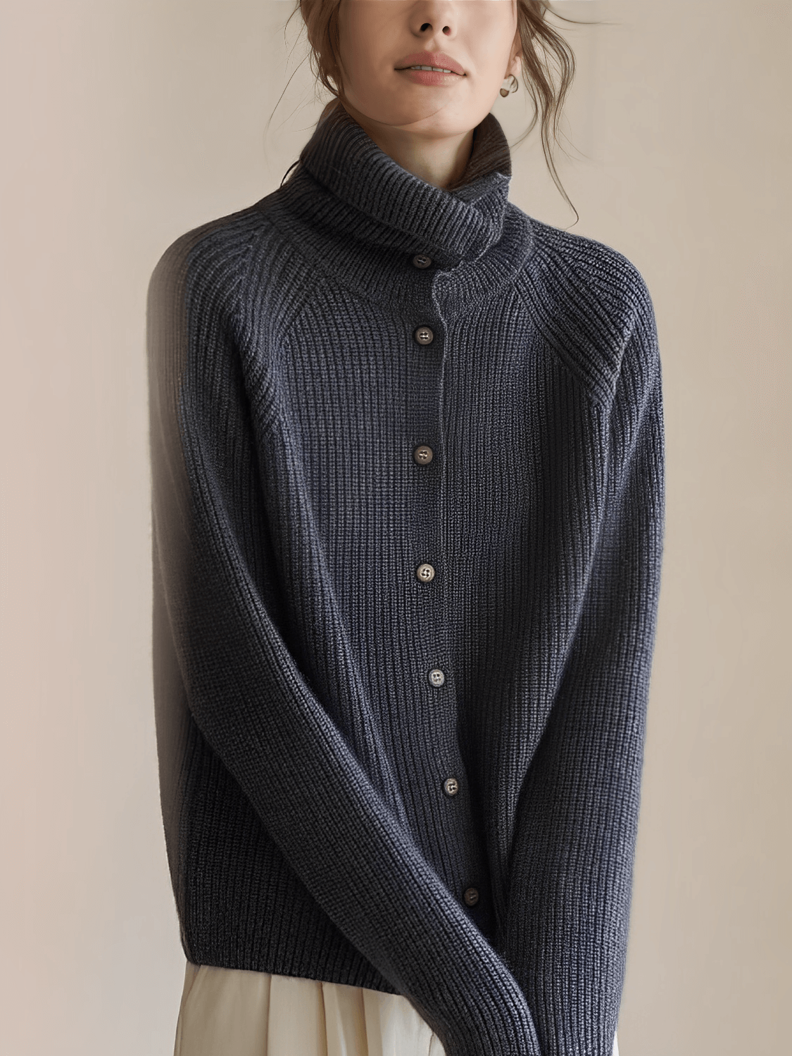 Cardigan Feminino em Lã com Gola Alta Ampla Estruturada e Fechamento em Botões – Romana