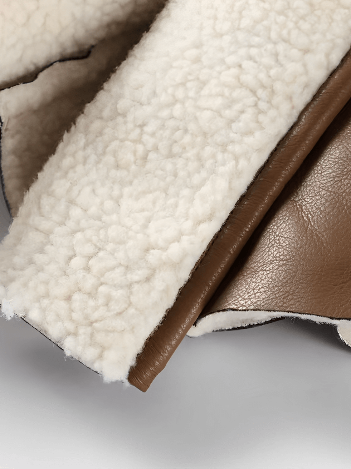 Casaco Feminino em Couro PU com Ilhós Decorativos Forro Peluciado em Lã e Cinto Faixa – Maresa