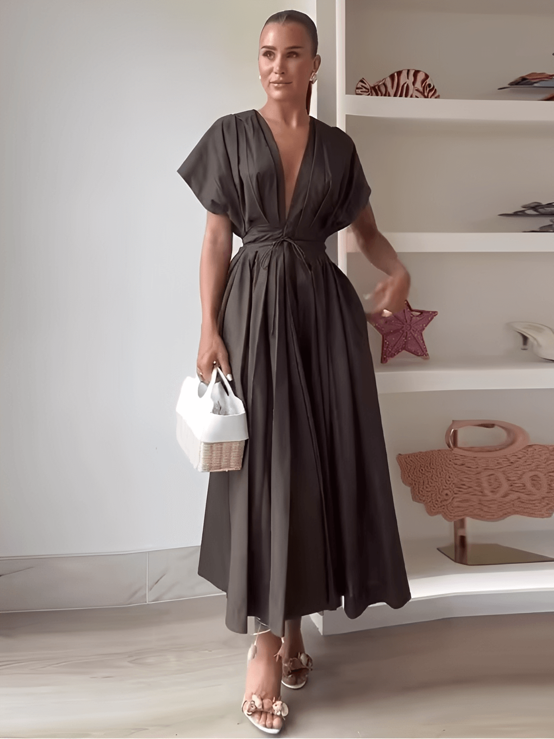 Vestido Feminino Maxi Estruturado Modelagem Evasê com Mangas Morcego Amarração Franzida na Cintura e Bolsos Laterais – Talita