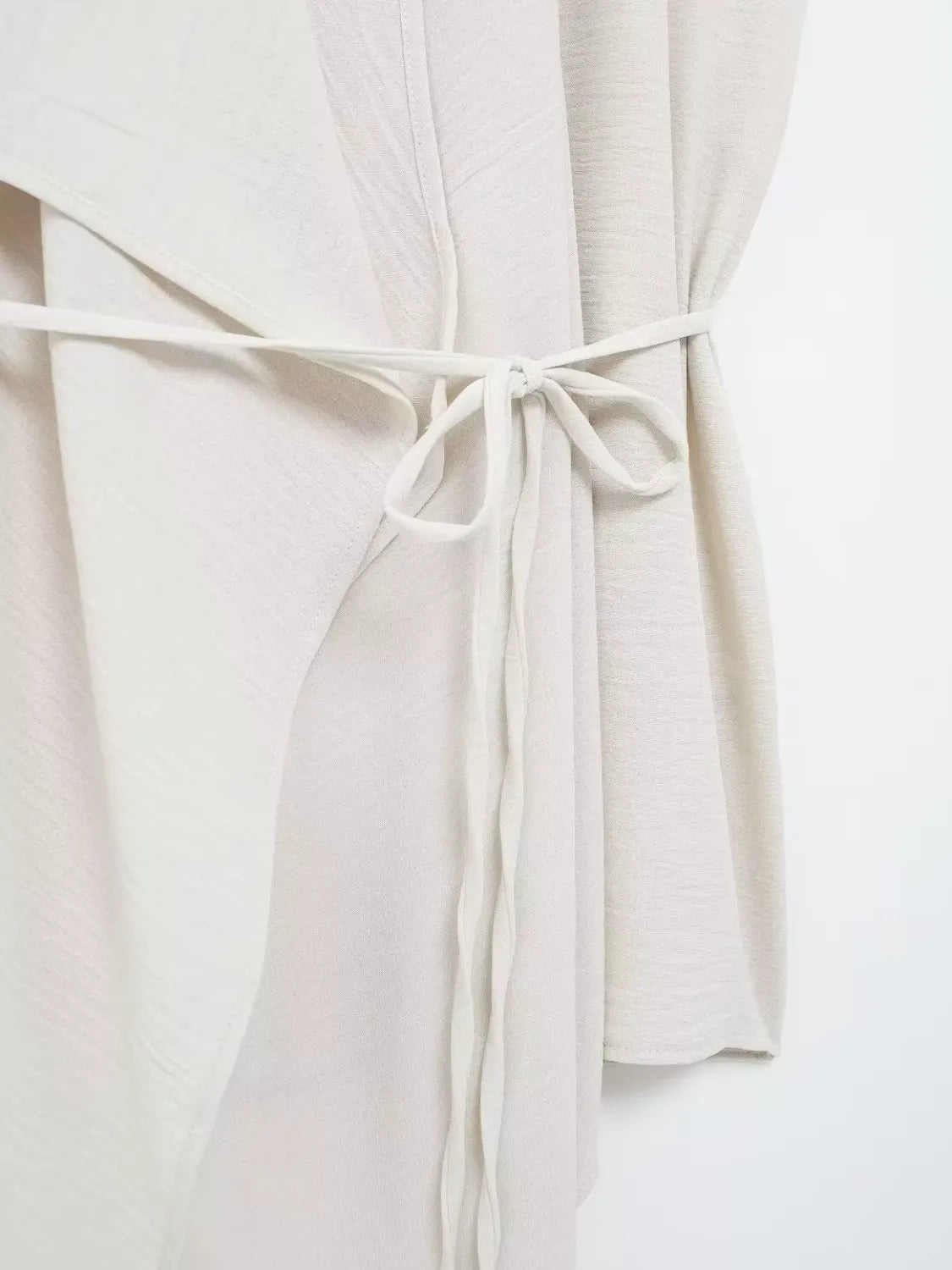 Blusa Feminina Bainha Assimétrica com Decote em V e Cinto de Cordão Ajustável - Serena