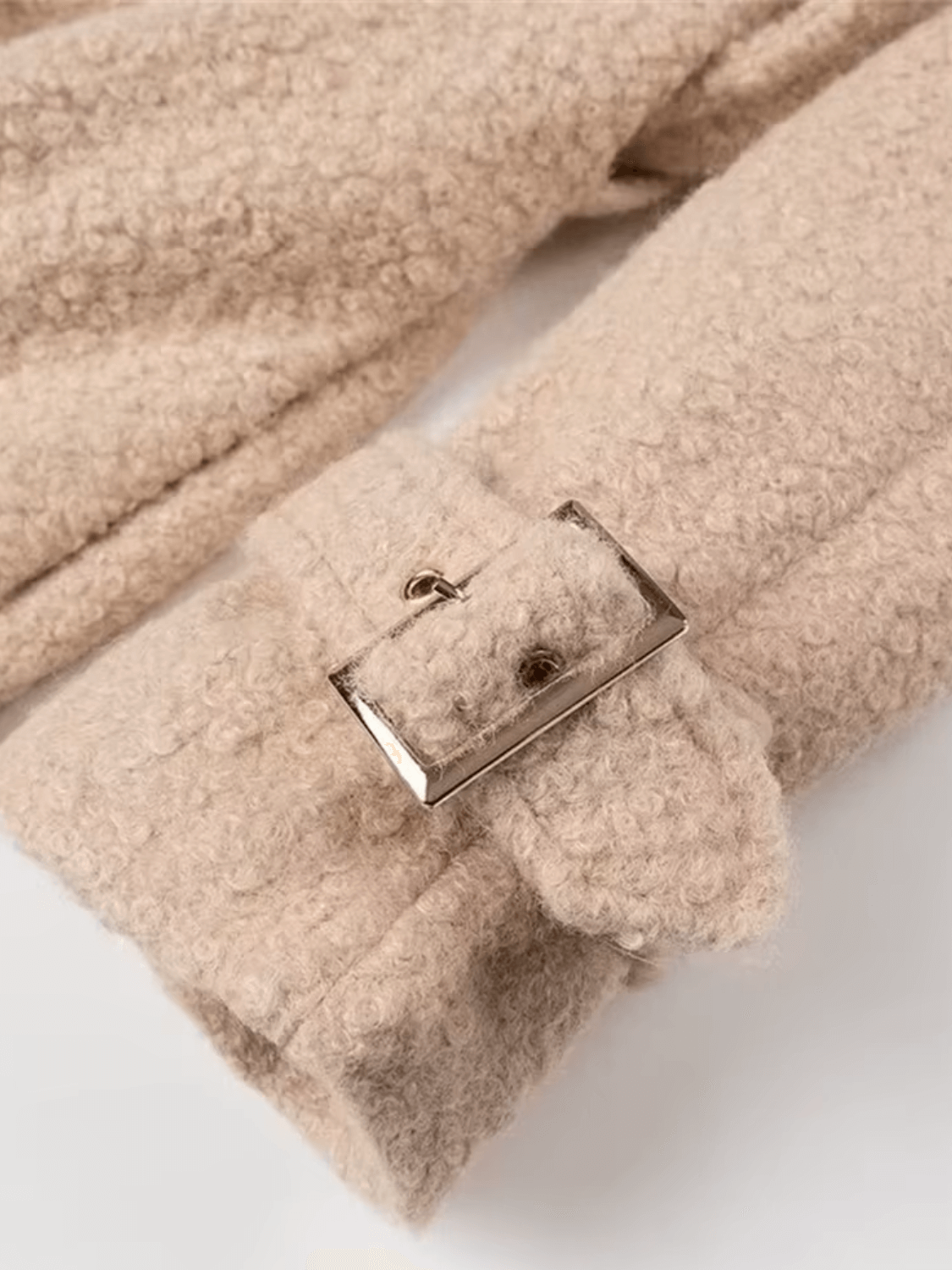 Sobretudo Feminino Longo Teddy em Lã com Cinto Faixa Removível e Fivelas nas Mangas – Jennie