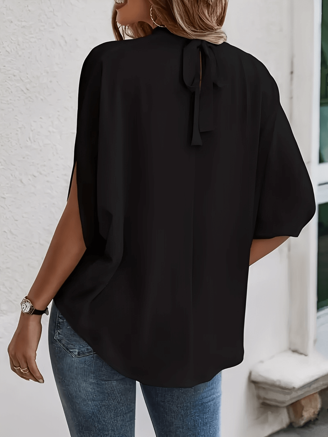 Blusa com Mangas Mocergo Vazadas e Gola Laço Amarração na Nuca - Catherine