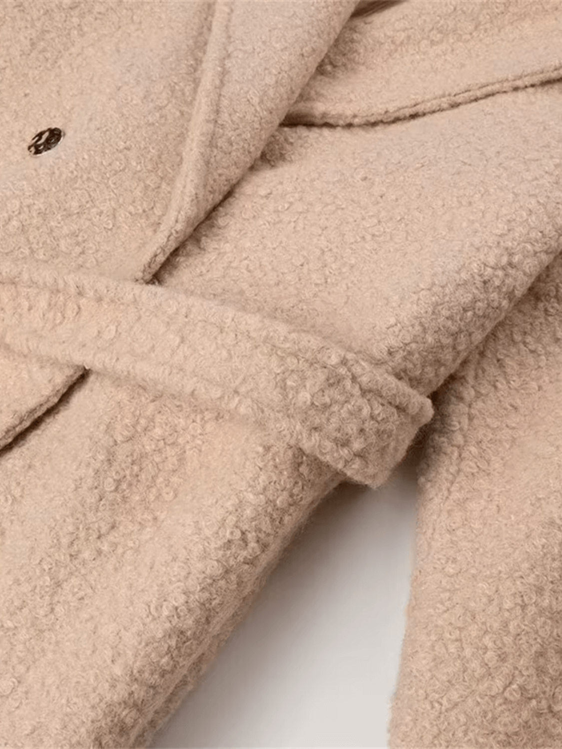Sobretudo Feminino Longo Teddy em Lã com Cinto Faixa Removível e Fivelas nas Mangas – Jennie