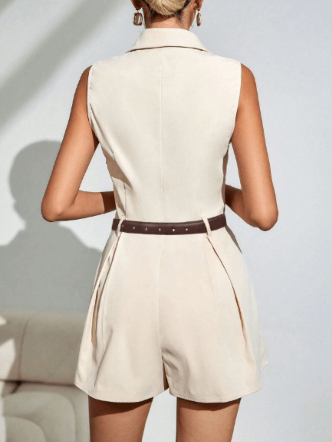 Macaquinho Feminino Modelagem Evasê com Lapela Estruturada Cinto Ajustável e Detalhe Franzido na Cintura – Samara