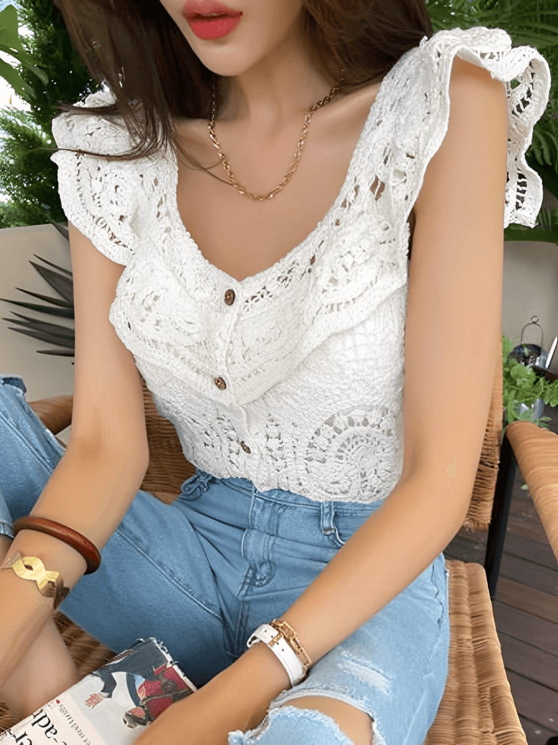 Blusa Feminina em Crochê Vazado com Babados nos Ombros e Botões - Marvila