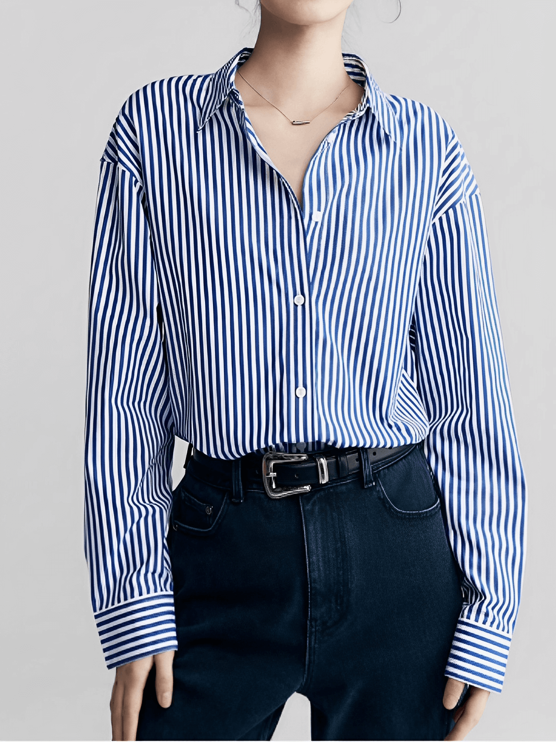 Camisa Feminina Listrada com Gola Clássica Estruturada e Botões Frontais – Glória
