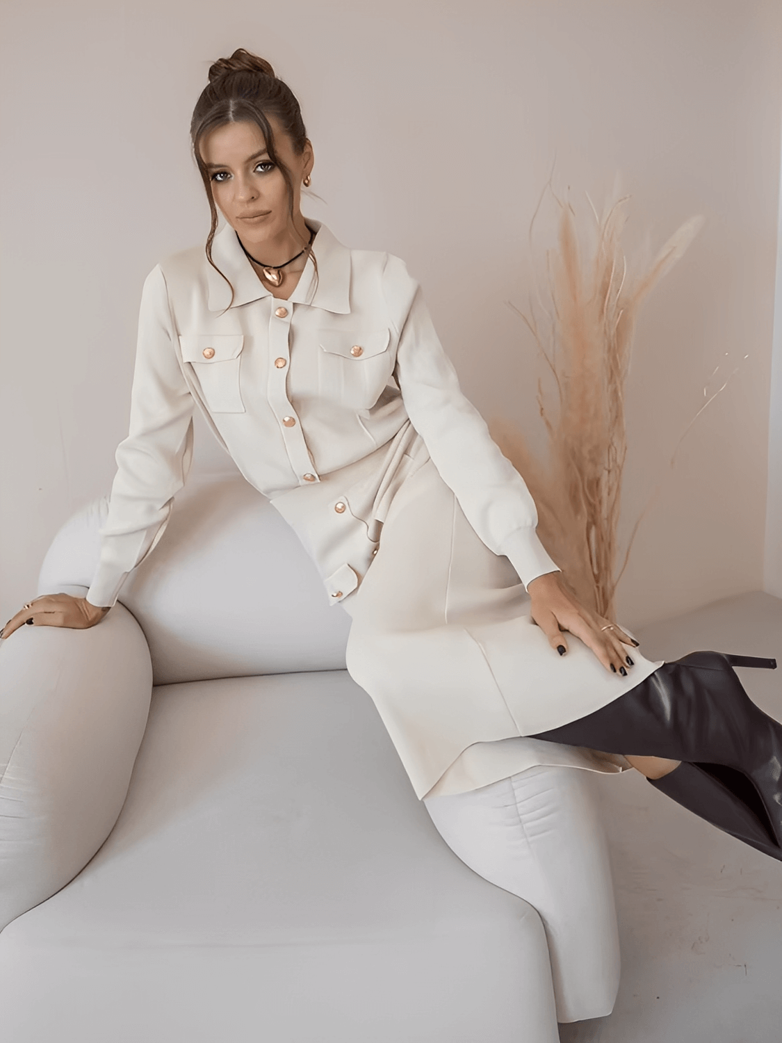 Conjunto Feminino Alfaiataria em Viscose com Suéter de Gola Virada e Saia Midi com Bolsos e Botões - Geyze