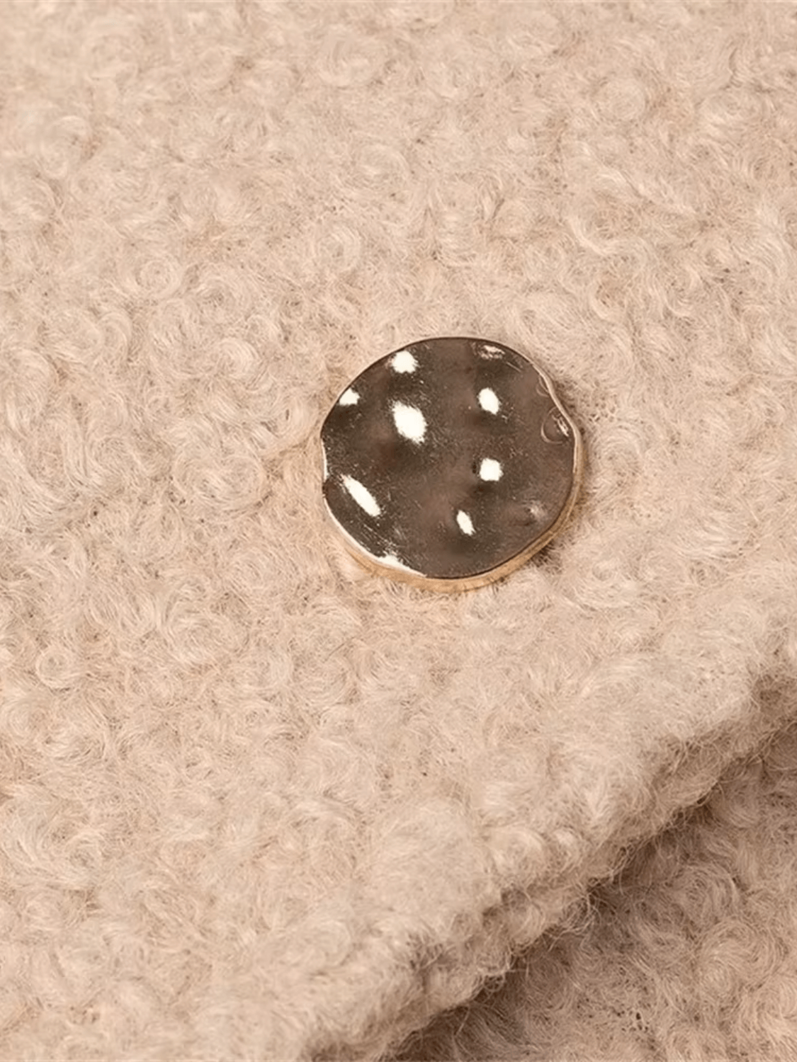Sobretudo Feminino Longo Teddy em Lã com Cinto Faixa Removível e Fivelas nas Mangas – Jennie