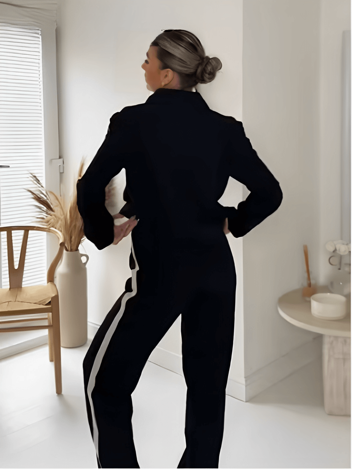 Conjunto Feminino Casual Esportivo com Jaqueta de Zíper e Calça com Listras Brancas Laterais – Fernanda