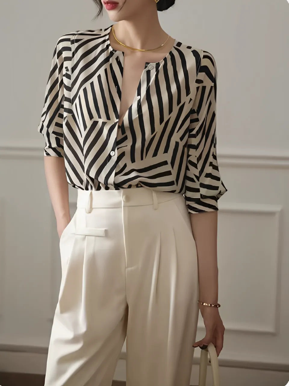 Camisa Feminina Listrada com Gola Redonda e Botões - Eudora