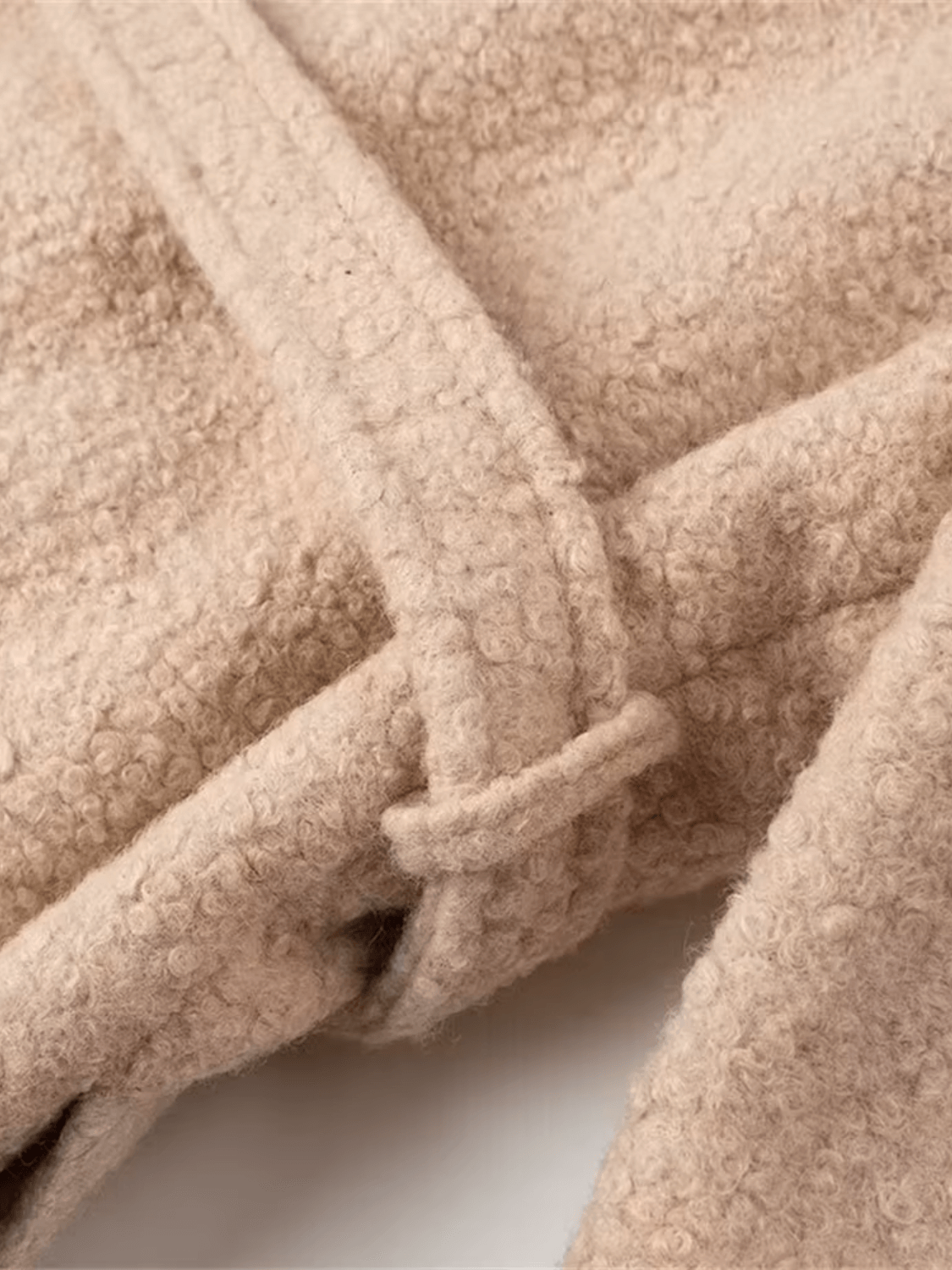 Sobretudo Feminino Longo Teddy em Lã com Cinto Faixa Removível e Fivelas nas Mangas – Jennie