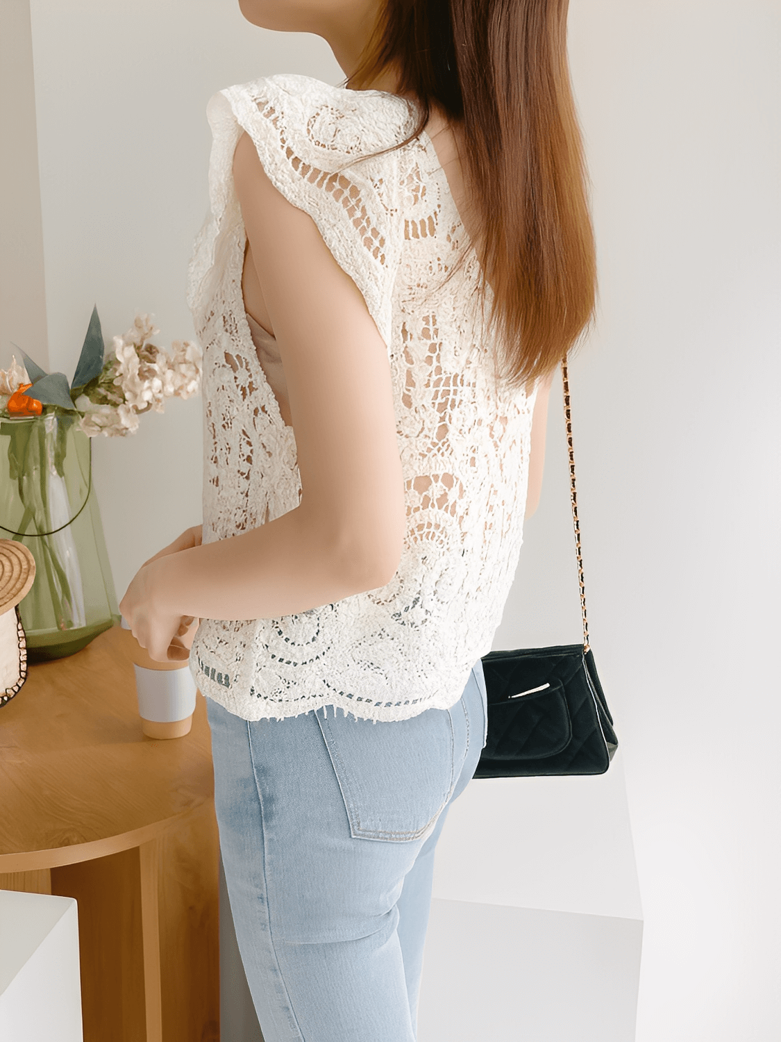 Blusa Feminina em Crochê Vazado com Babados nos Ombros e Botões - Marvila
