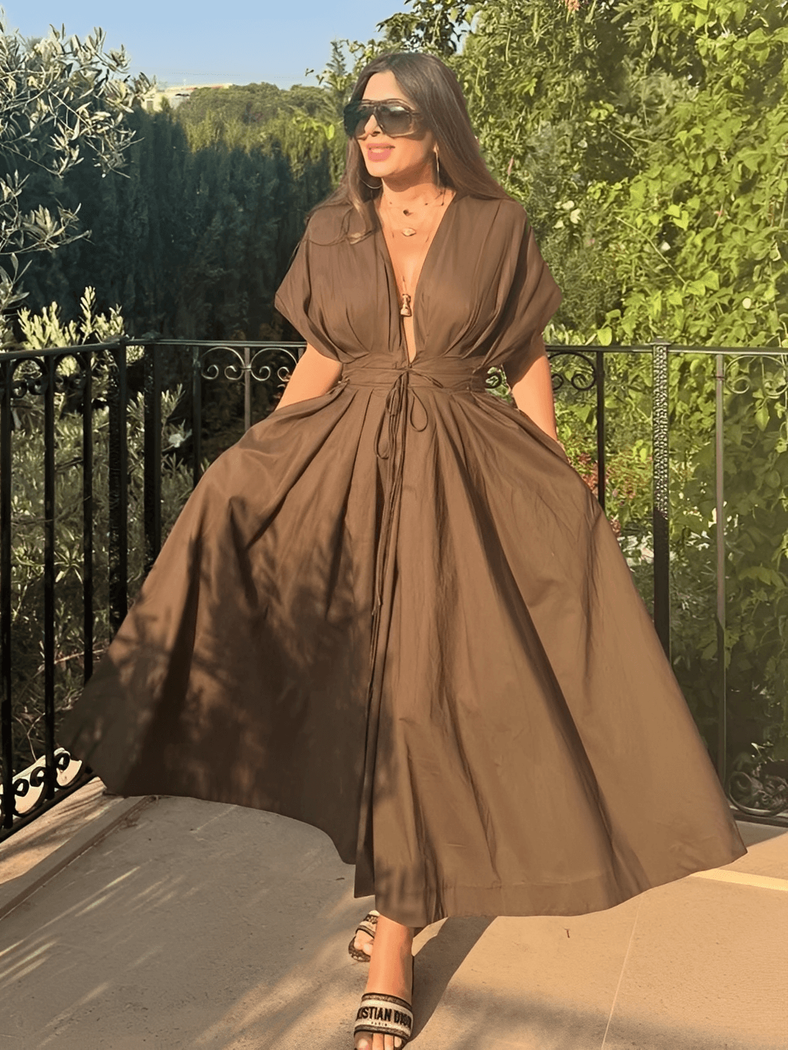 Vestido Feminino Maxi Estruturado Modelagem Evasê com Mangas Morcego Amarração Franzida na Cintura e Bolsos Laterais – Talita