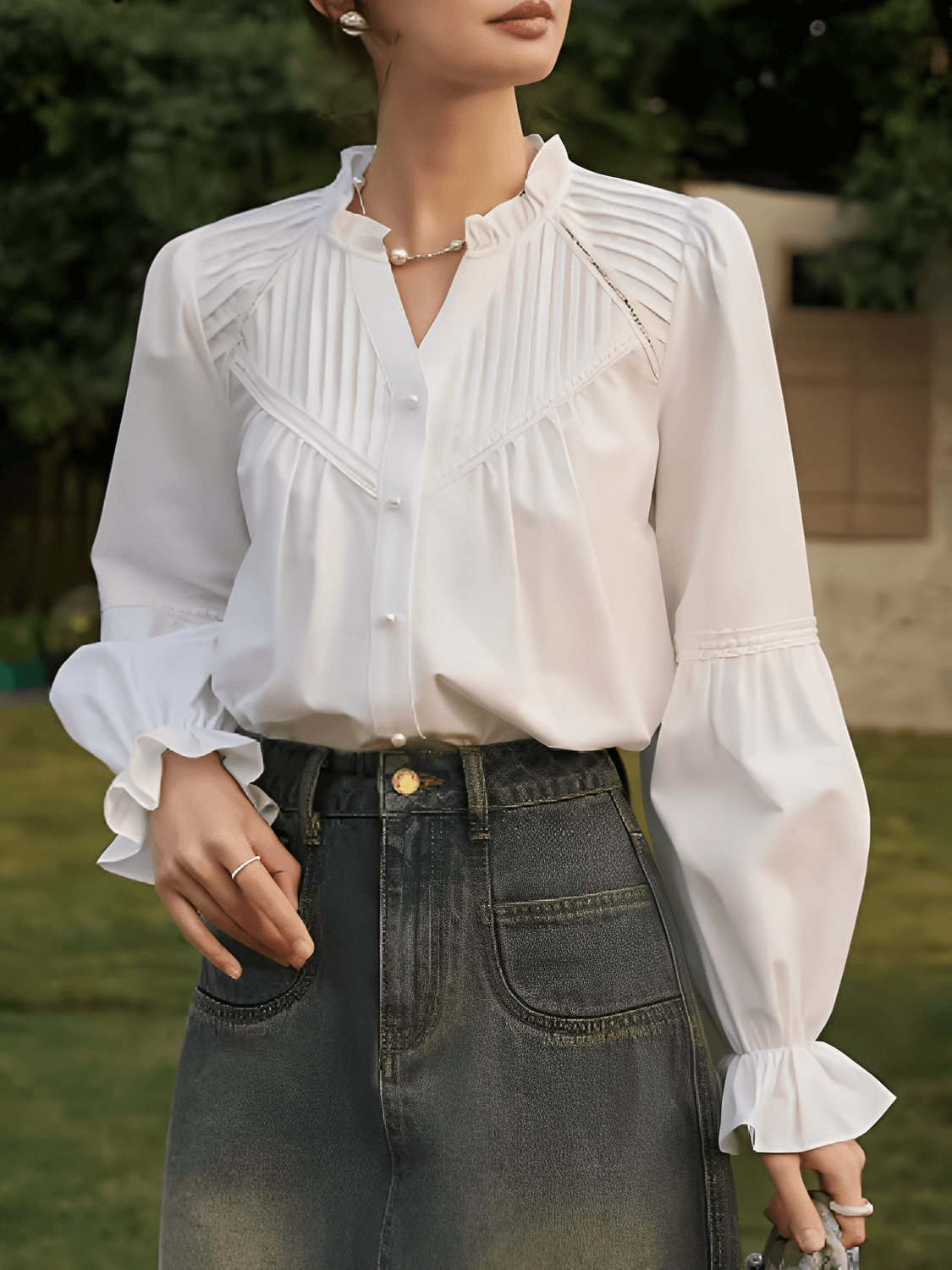 Camisa Feminina em Algodão com Renda Plissada Manga Bufante e Botões Pérola – Isla