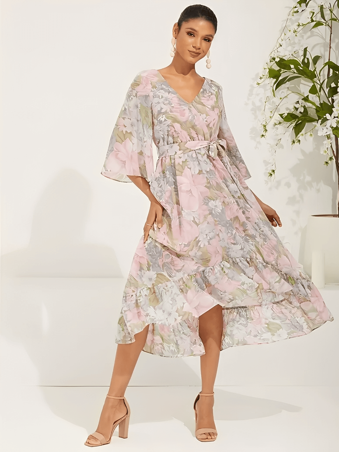 Vestido Feminino Midi Floral em Chiffon Modelagem Evasê com Babado Assimétrico Mangas Sino e Faixa-Cinto – Alexia