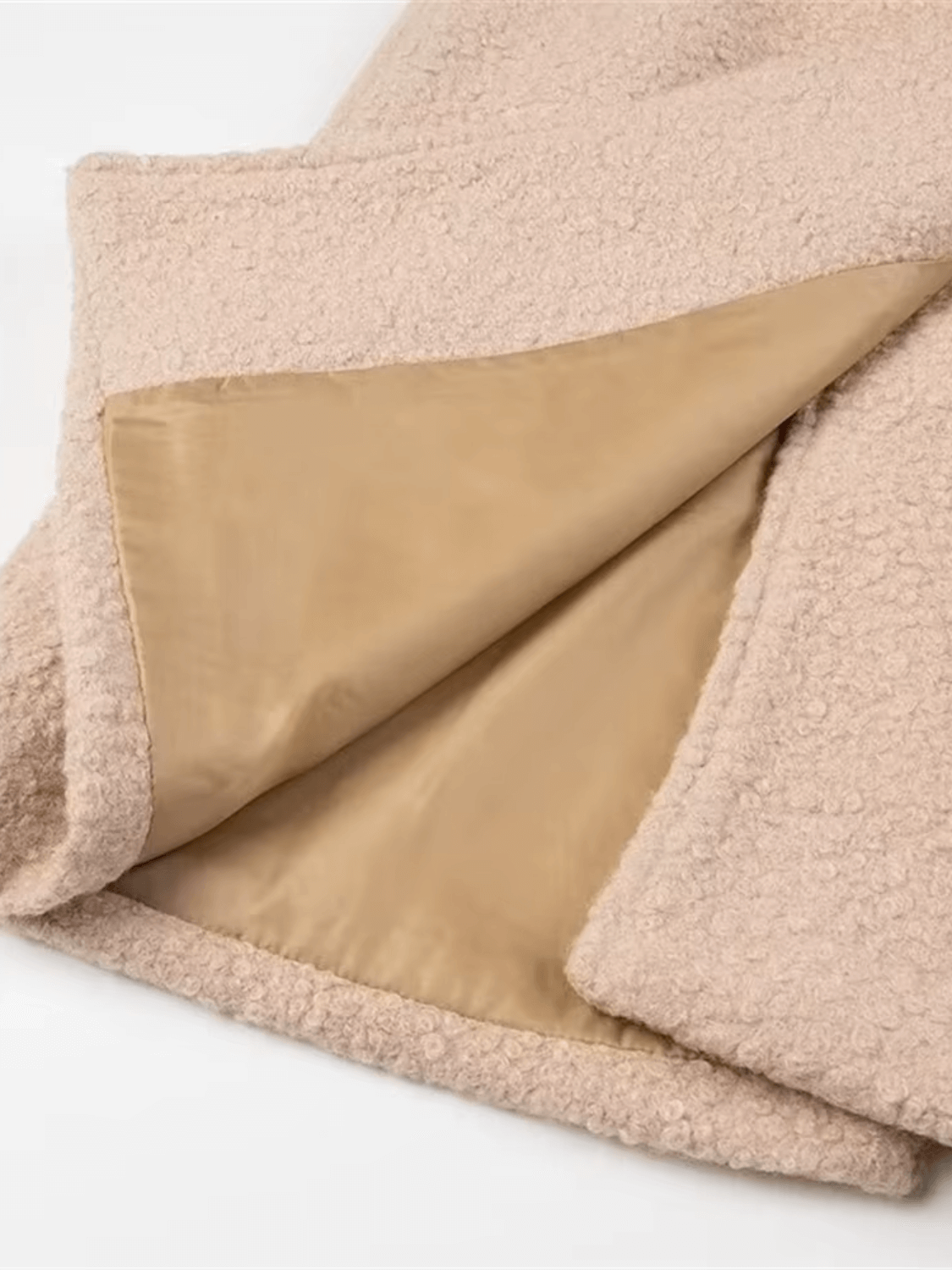 Sobretudo Feminino Longo Teddy em Lã com Cinto Faixa Removível e Fivelas nas Mangas – Jennie