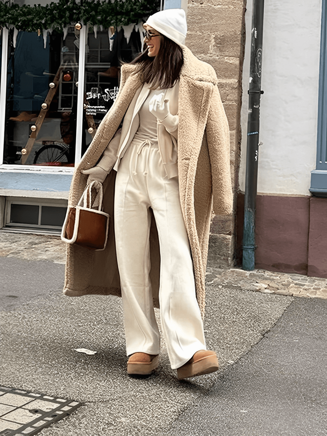 Sobretudo Feminino Longo Teddy em Lã com Cinto Faixa Removível e Fivelas nas Mangas – Jennie