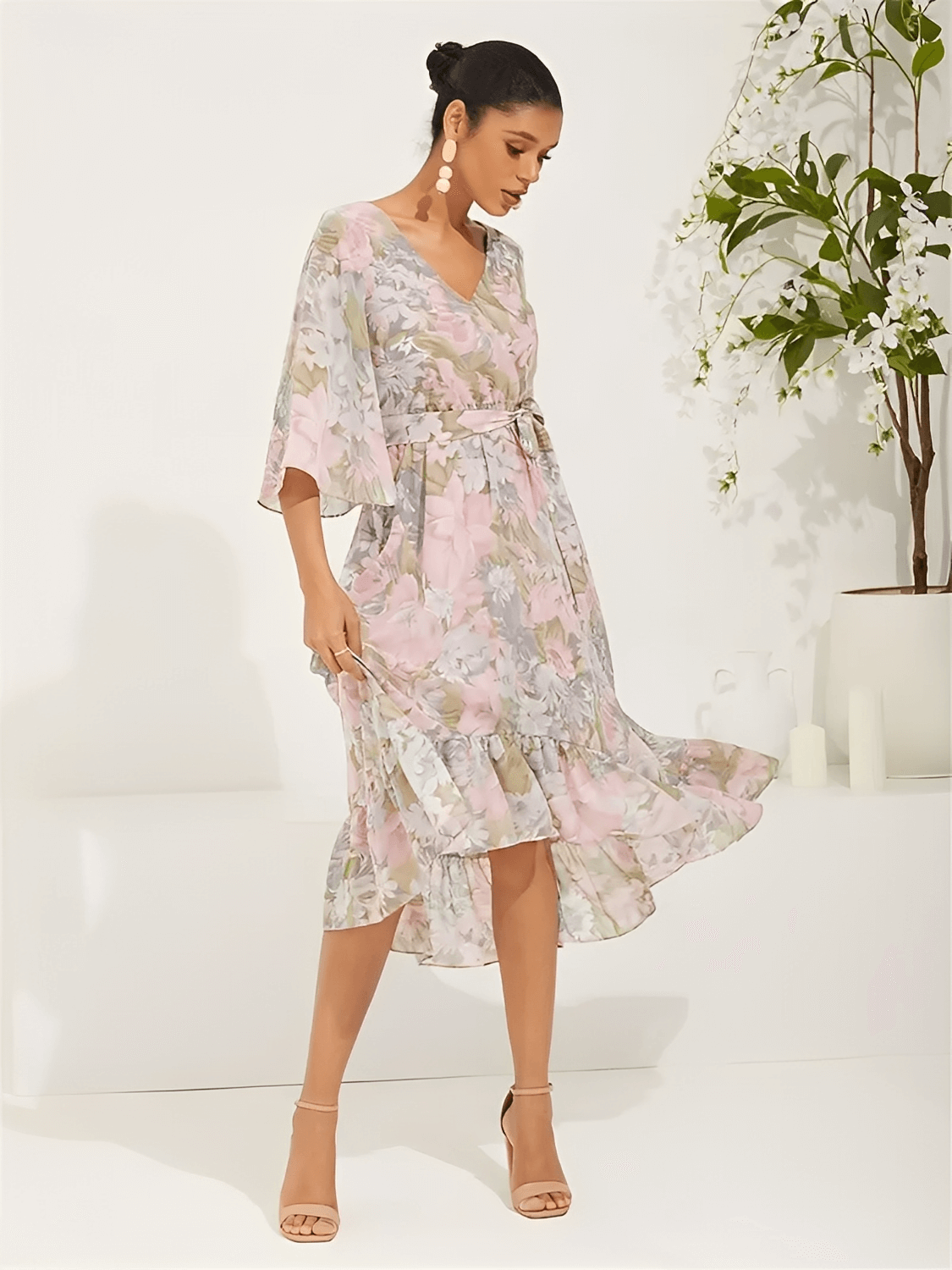 Vestido Feminino Midi Floral em Chiffon Modelagem Evasê com Babado Assimétrico Mangas Sino e Faixa-Cinto – Alexia