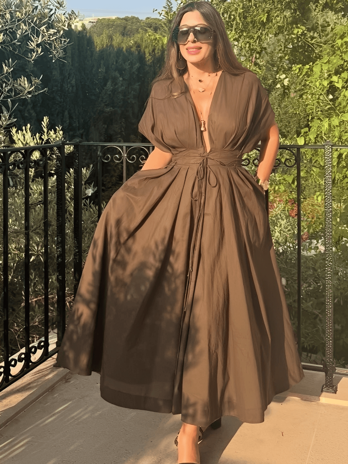 Vestido Feminino Maxi Estruturado Modelagem Evasê com Mangas Morcego Amarração Franzida na Cintura e Bolsos Laterais – Talita