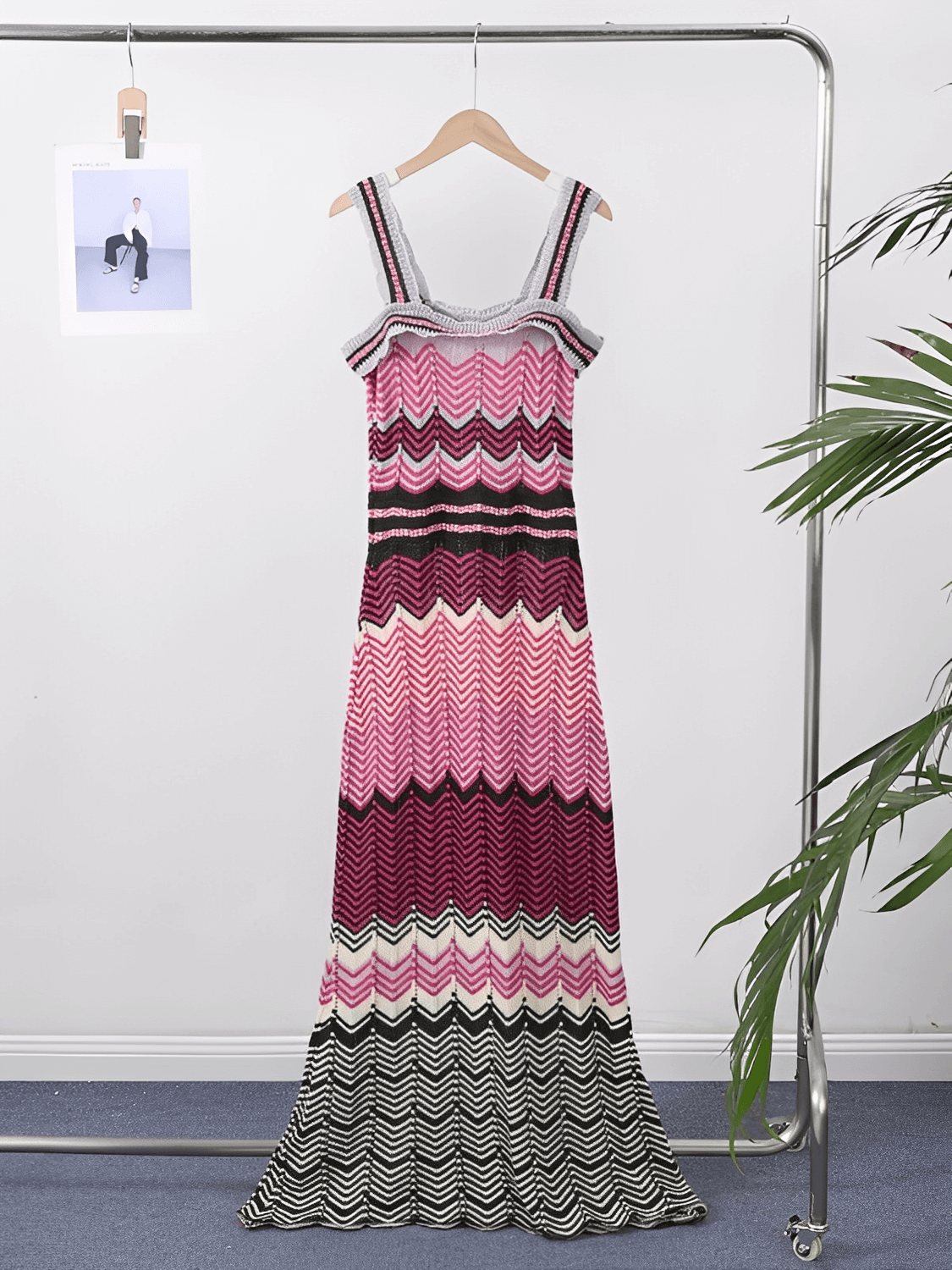 Vestido Feminino Longo Estampado Trabalhado em Patchwork Geométrico com Decote Quadrado e Alças Duplas – Malika