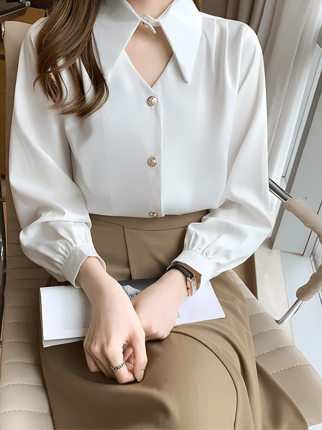 Camisa Feminina Acetinada com Gola Lapela Alongada e Fecho Decorativo Elegante no Pescoço – Lira
