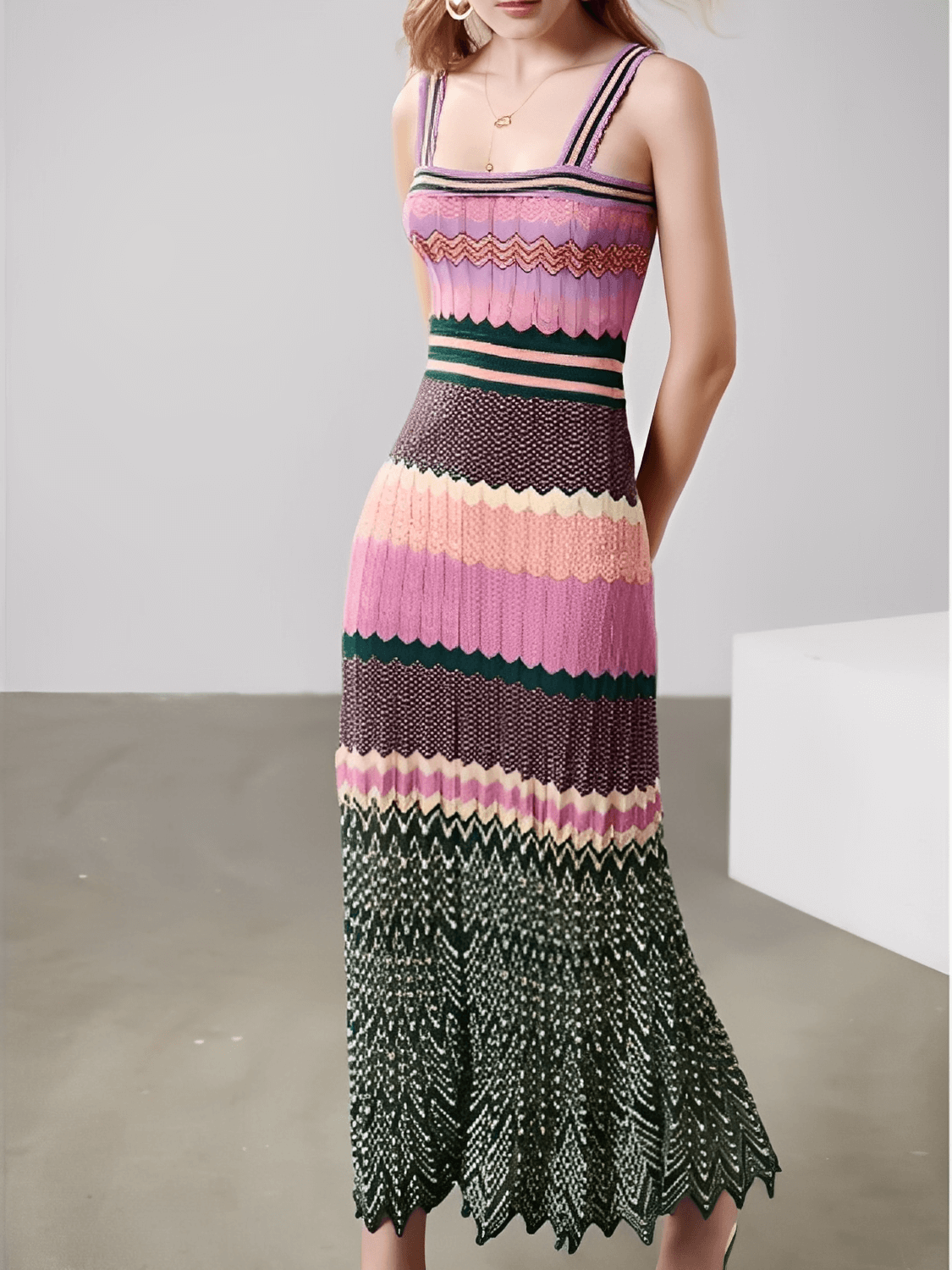 Vestido Feminino Longo Estampado Trabalhado em Patchwork Geométrico com Decote Quadrado e Alças Duplas – Malika