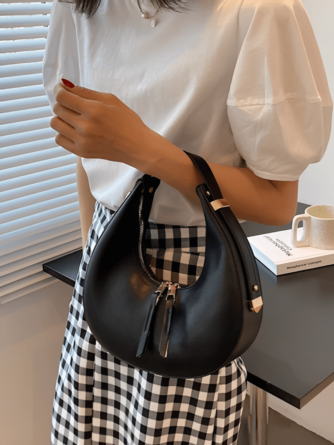 Bolsa Feminina de Ombro Meia Lua em Couro PU e com Alça Regulável - Rosella
