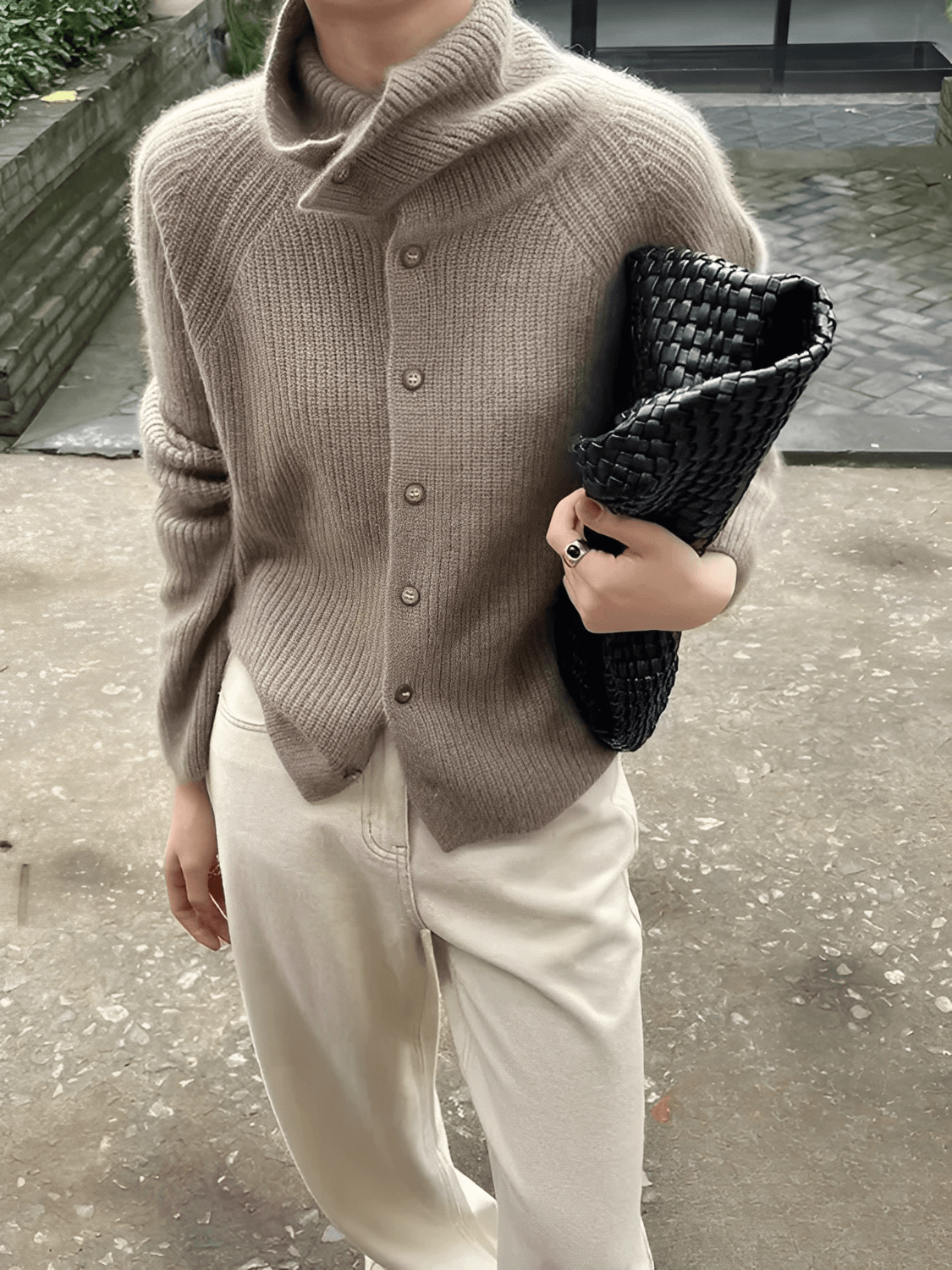 Cardigan Feminino em Lã com Gola Alta Ampla Estruturada e Fechamento em Botões – Romana