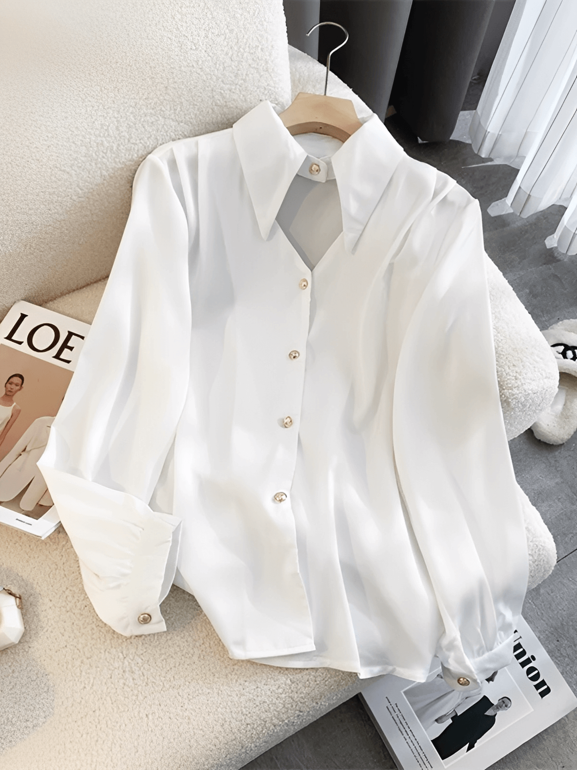Camisa Feminina Acetinada com Gola Lapela Alongada e Fecho Decorativo Elegante no Pescoço – Lira