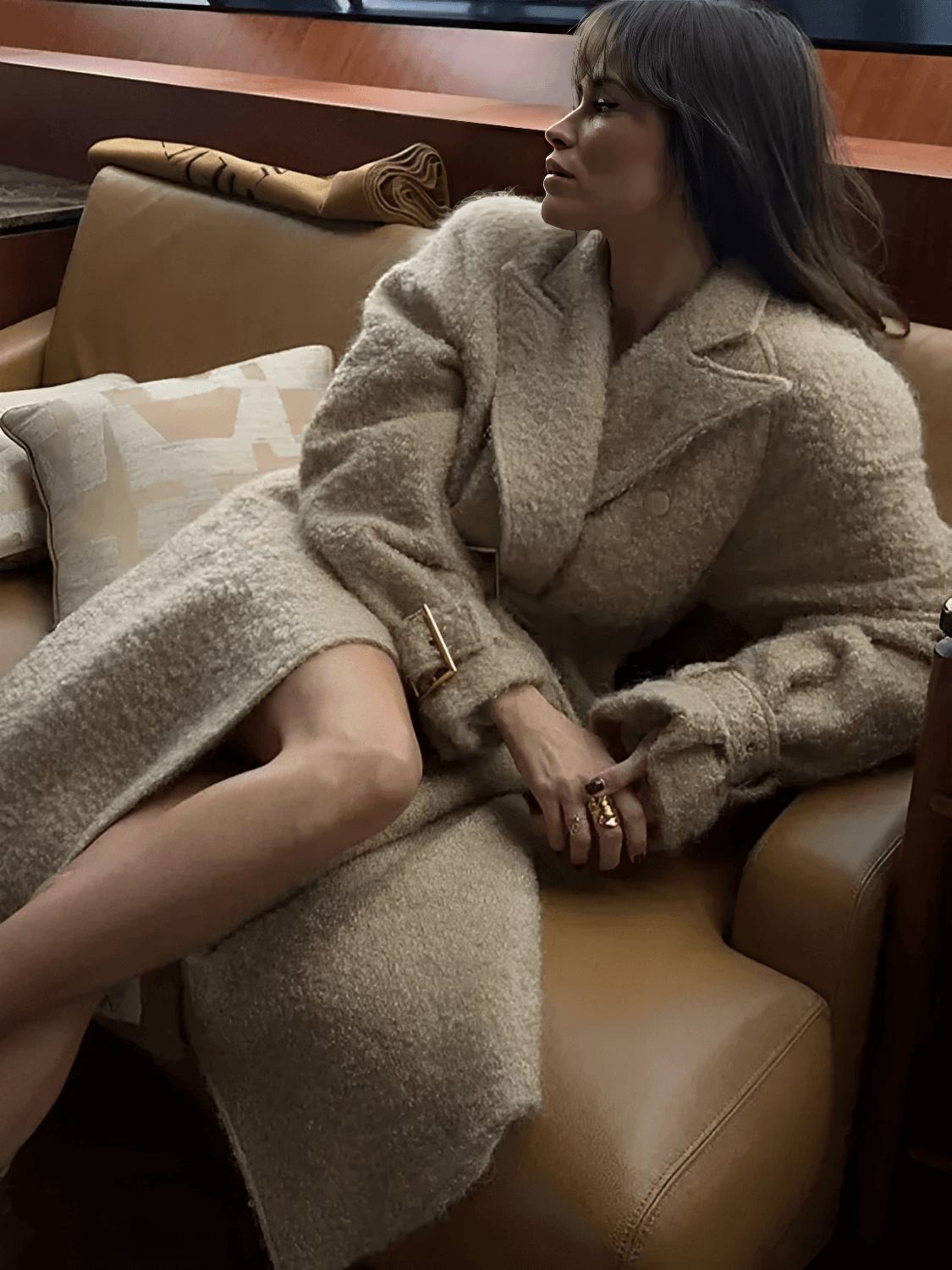 Sobretudo Feminino Longo Teddy em Lã com Cinto Faixa Removível e Fivelas nas Mangas – Jennie