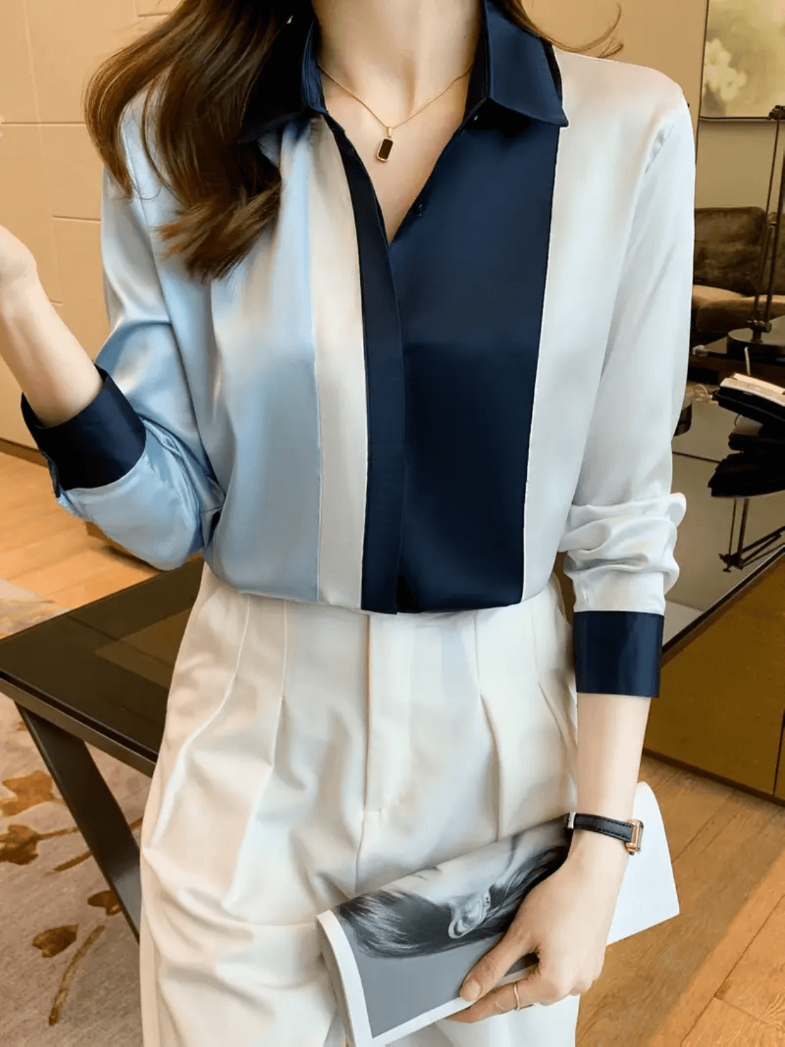 Camisa Feminina Acetinada Clássica com Gola Lapela e Punhos Contrastantes - Thaise