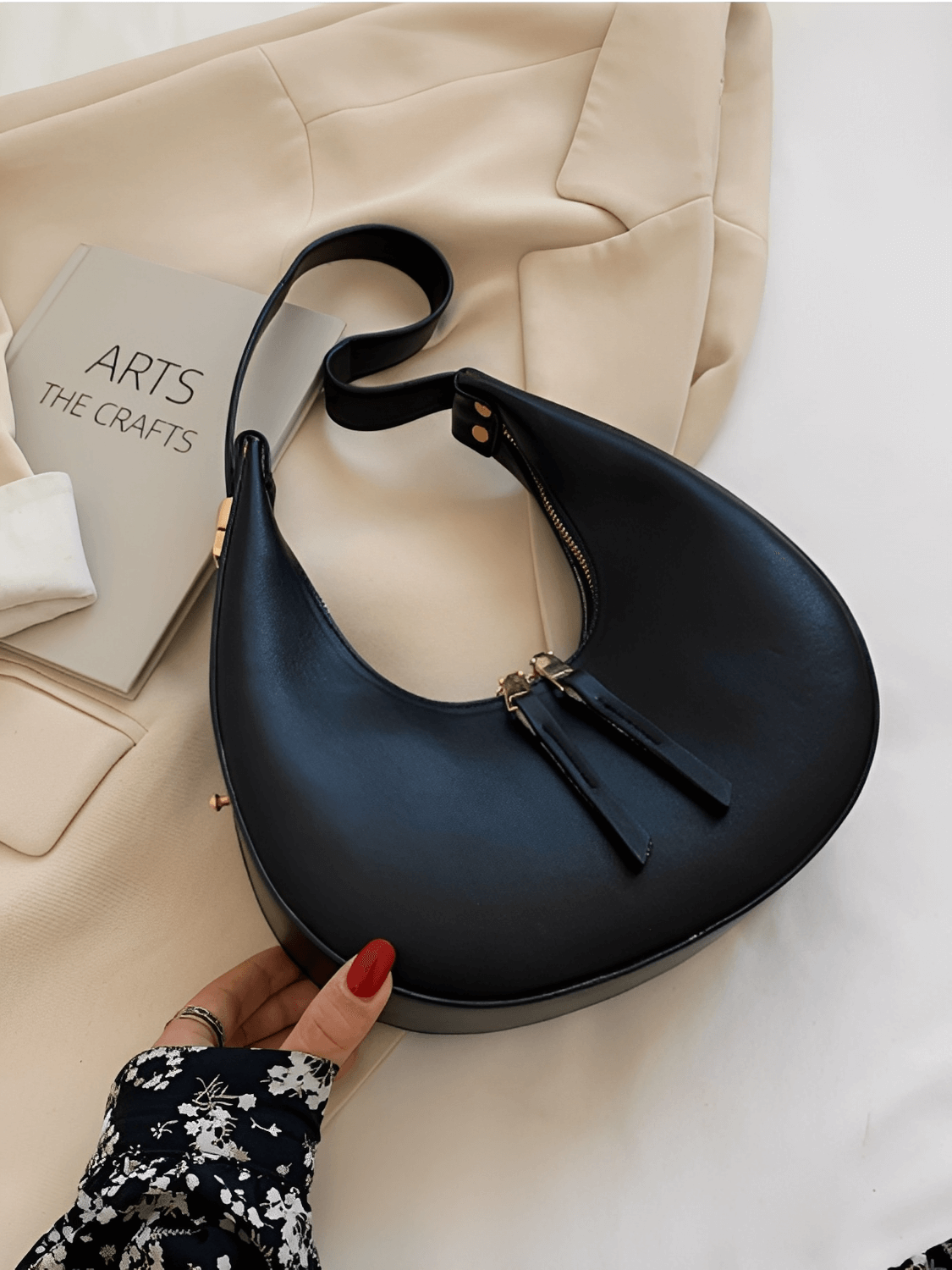 Bolsa Feminina de Ombro Meia Lua em Couro PU e com Alça Regulável - Rosella