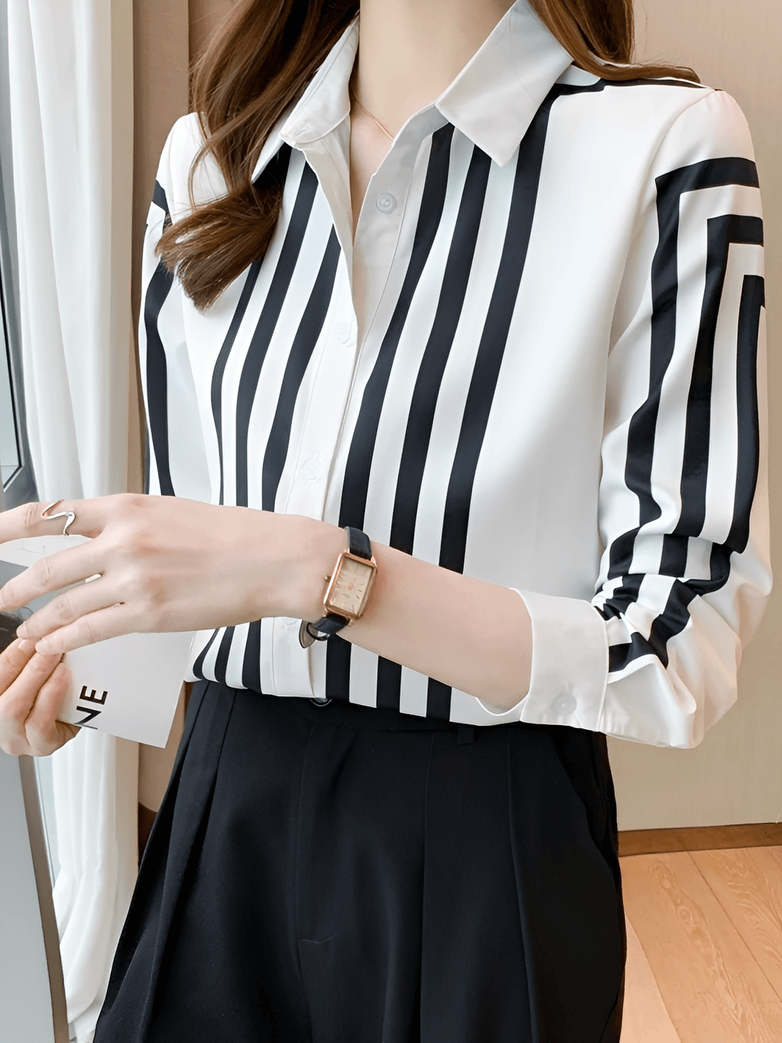 Camisa Feminina Estampada com Listras Geométricas Gola Lapela e Fechamento em Botões - Helenice