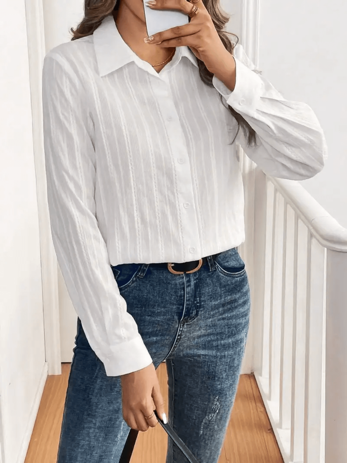 Camisa Feminina Texturizada com Listras Verticais com Fechamento em Botões e Punhos Estruturados - Karina