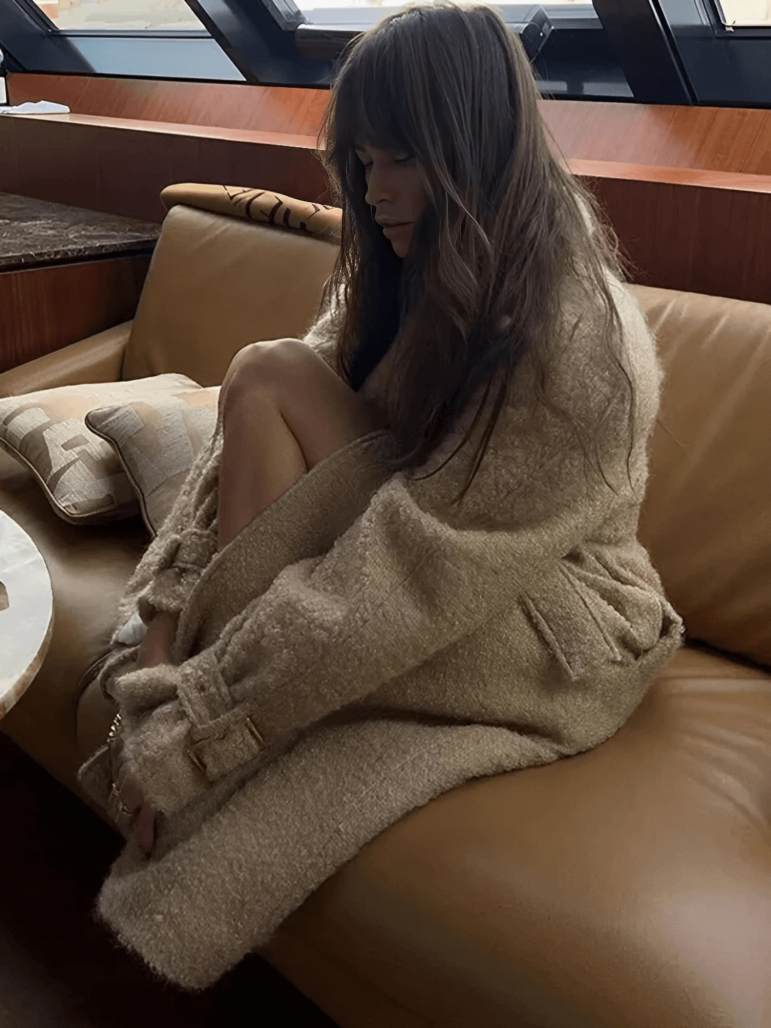 Sobretudo Feminino Longo Teddy em Lã com Cinto Faixa Removível e Fivelas nas Mangas – Jennie