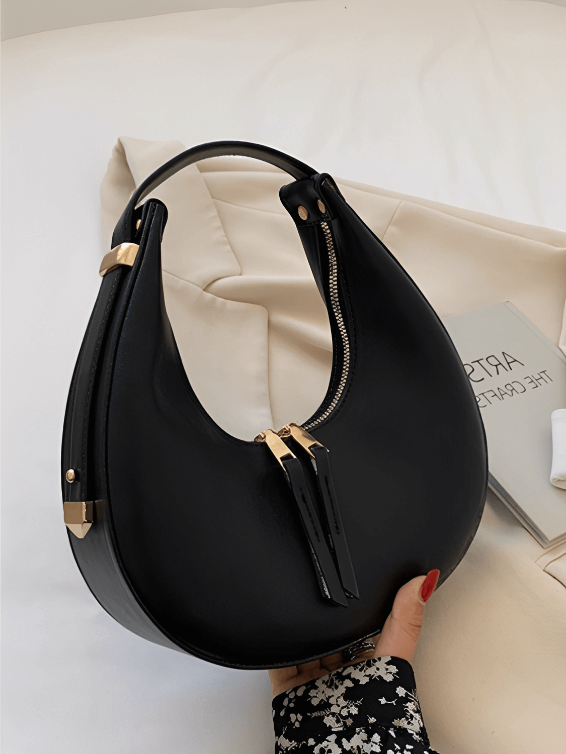 Bolsa Feminina de Ombro Meia Lua em Couro PU e com Alça Regulável - Rosella