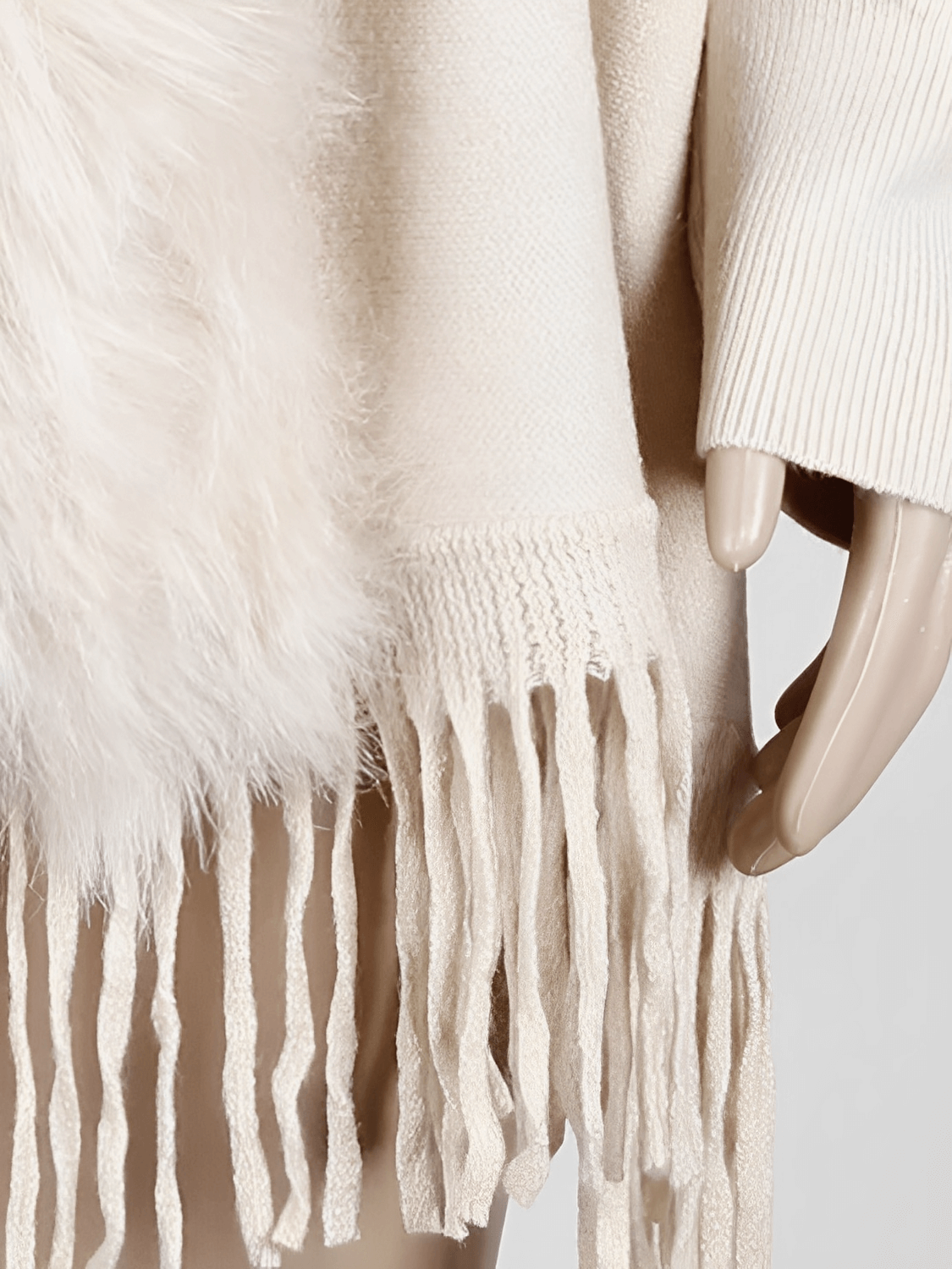 Cardigan de Tricô com Gola Peluciada e Franjas – Viviane