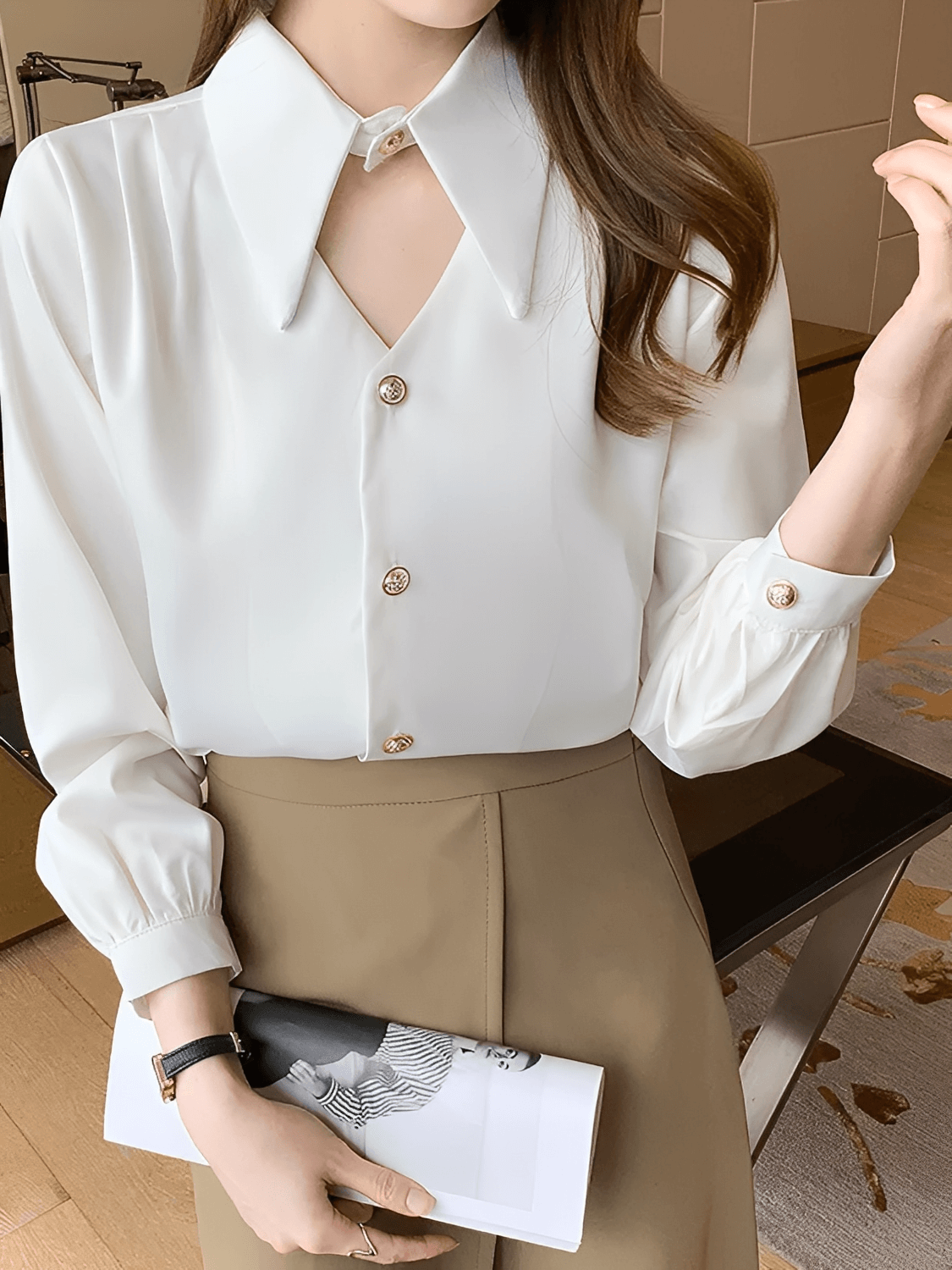 Camisa Feminina Acetinada com Gola Lapela Alongada e Fecho Decorativo Elegante no Pescoço – Lira