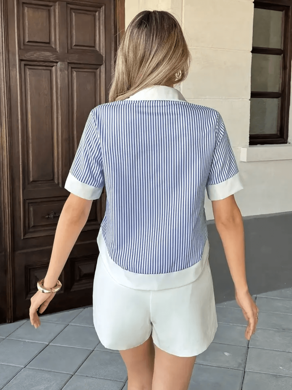 Camisa Feminina Estampada com Listras Verticais Lapela Manga Curta e Detalhes Contrastantes em Branco – Carole