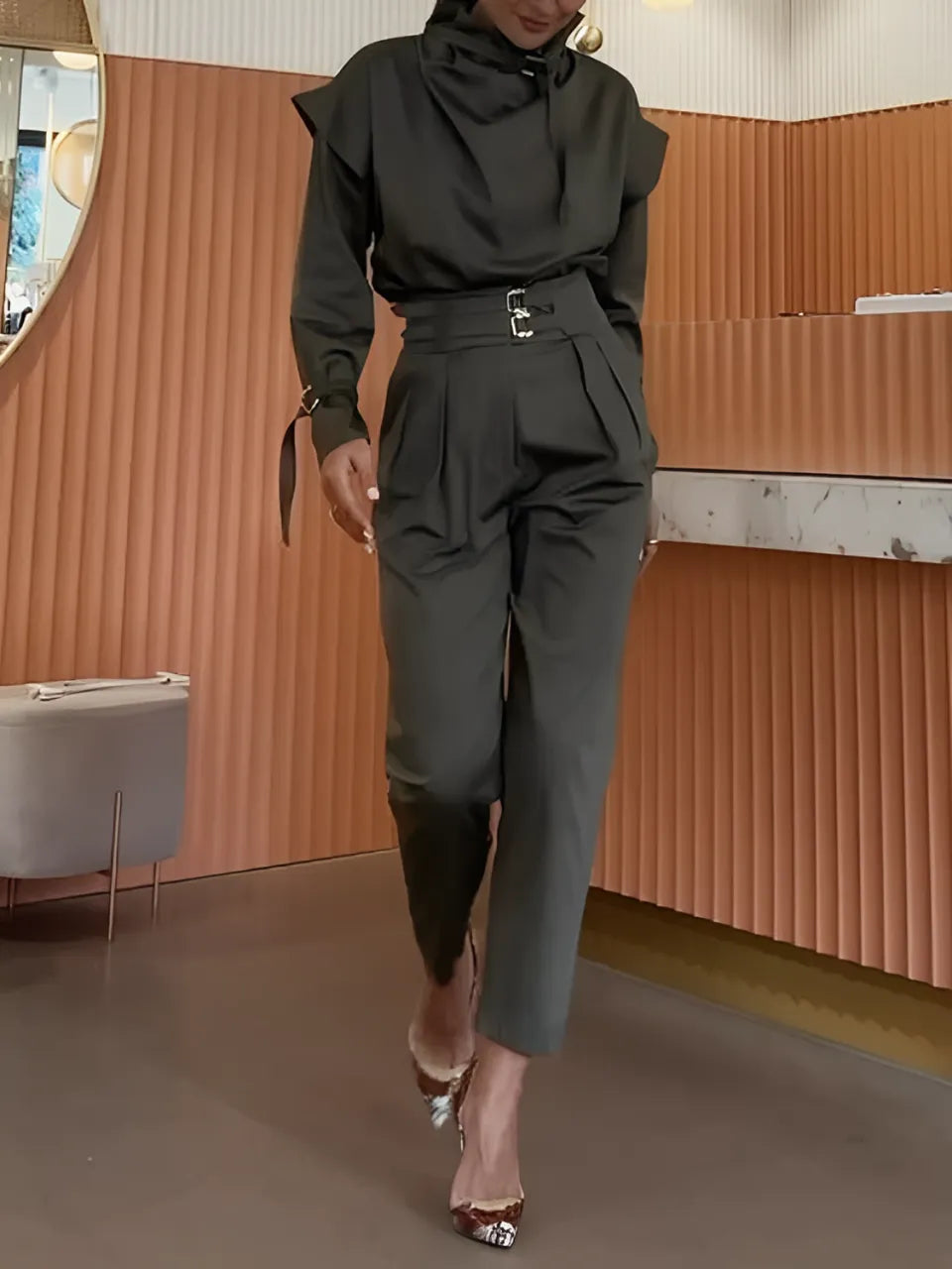 Conjunto Feminino Cargo com Cintos Blusa Gola Alta e Calça Cenoura - Jade