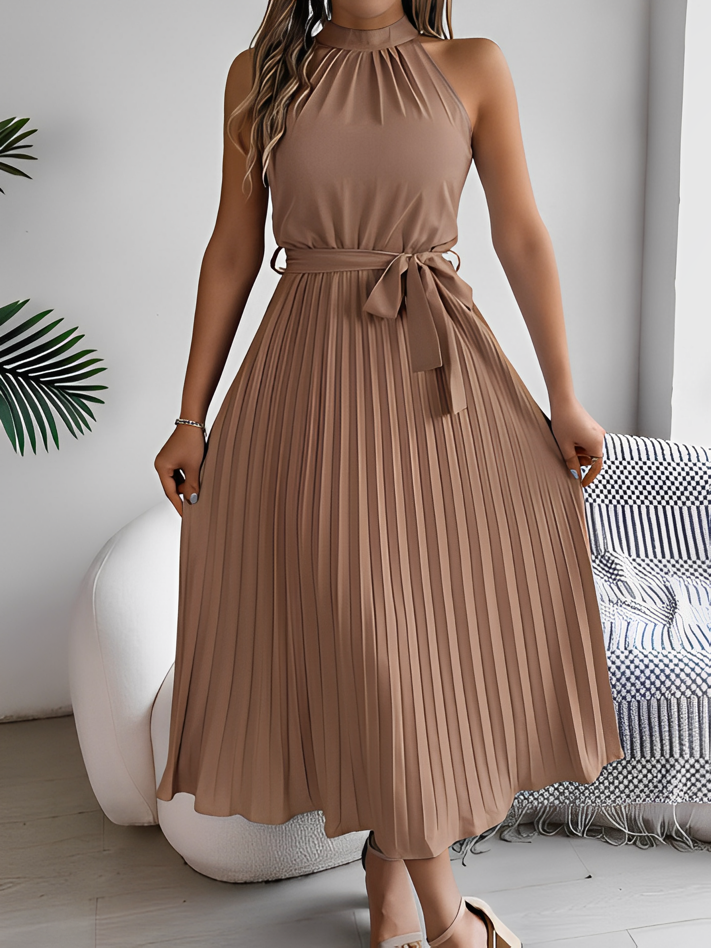 Vestido Feminino Midi Plissado com Decote Halter e Faixa na Cintura - Dora