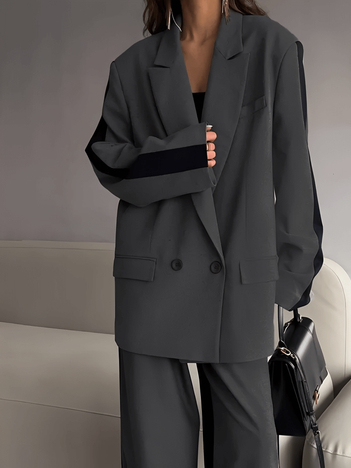 Conjunto Feminino em Alfaiataria com Blazer Oversized Trespassado Calça Pantalona Cintura Elástica e Listra Lateral– Damares