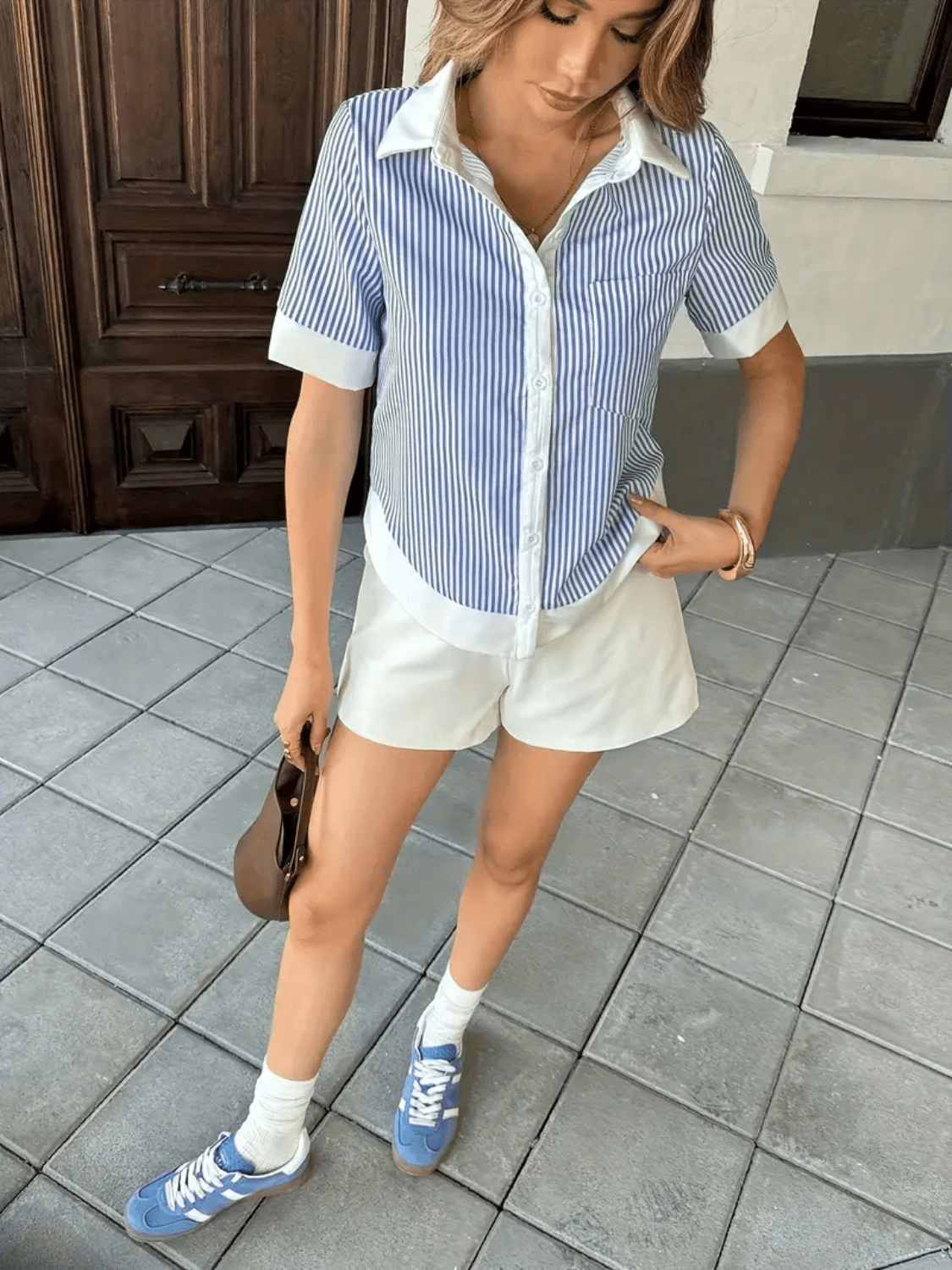 Camisa Feminina Estampada com Listras Verticais Lapela Manga Curta e Detalhes Contrastantes em Branco – Carole