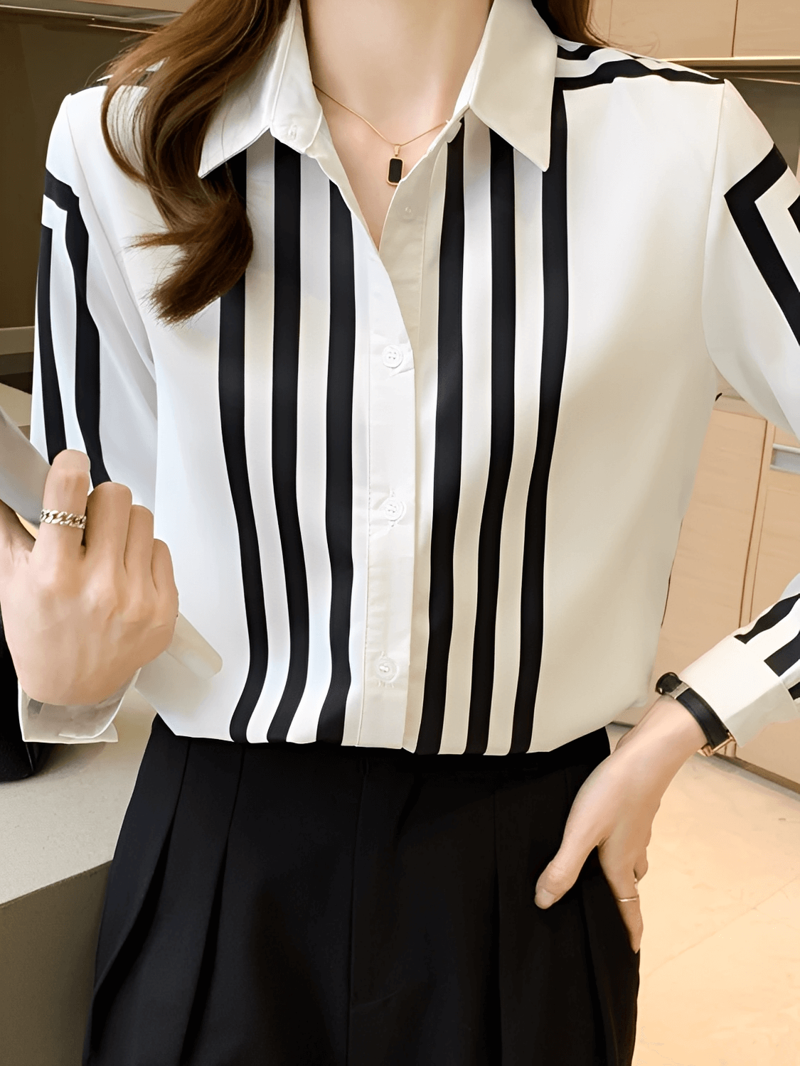 Camisa Feminina Estampada com Listras Geométricas Gola Lapela e Fechamento em Botões - Helenice