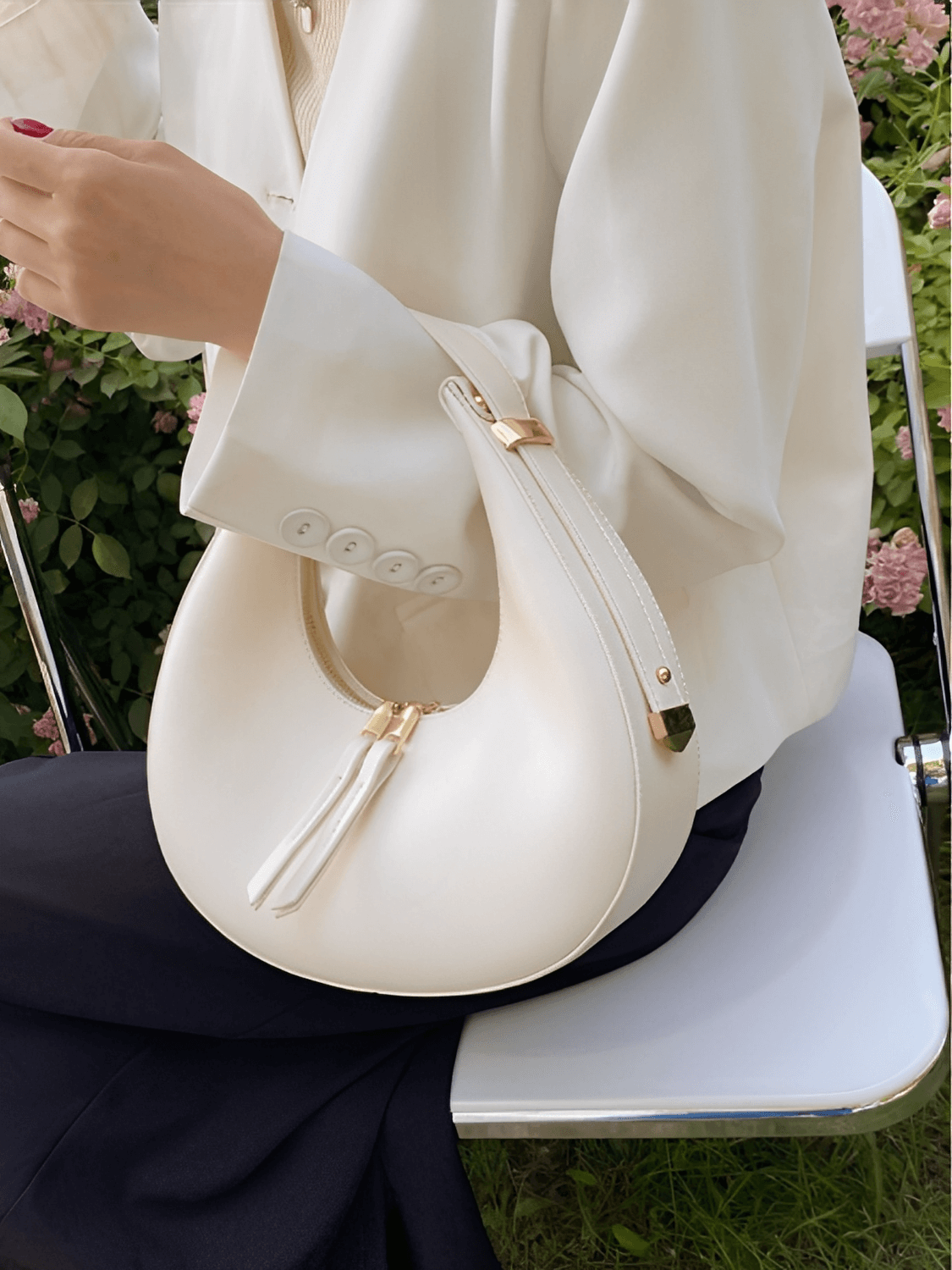 Bolsa Feminina de Ombro Meia Lua em Couro PU e com Alça Regulável - Rosella
